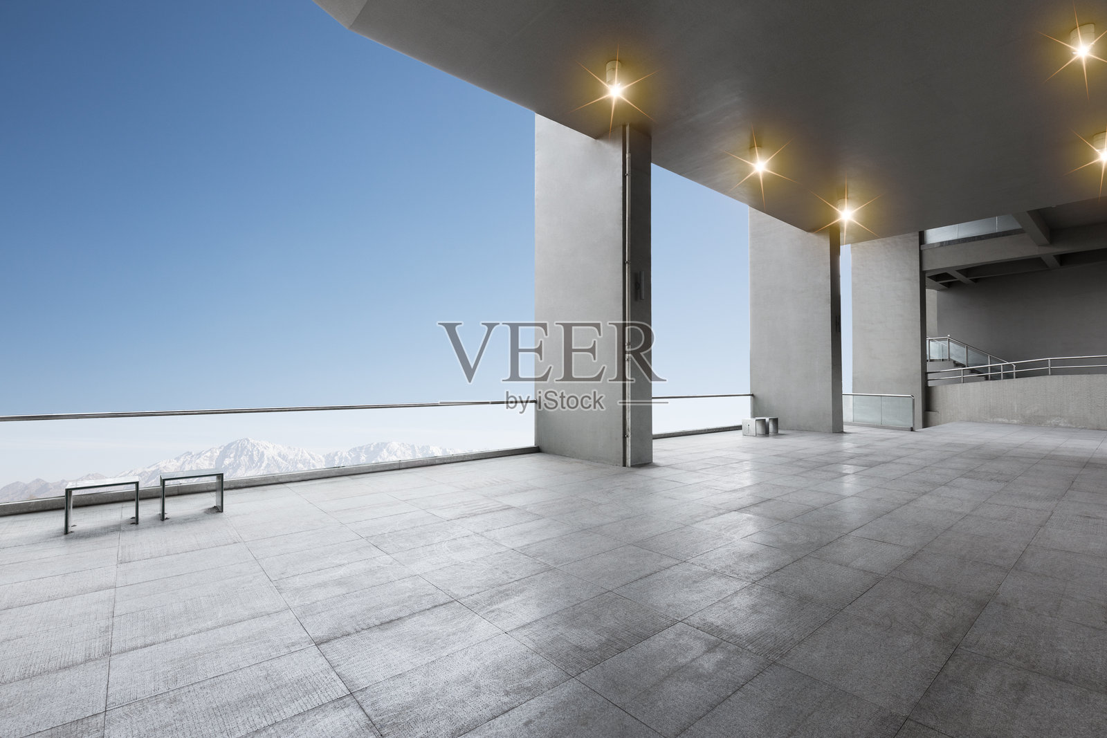 现代混凝土观景平台俯瞰雪山蓝天照片摄影图片