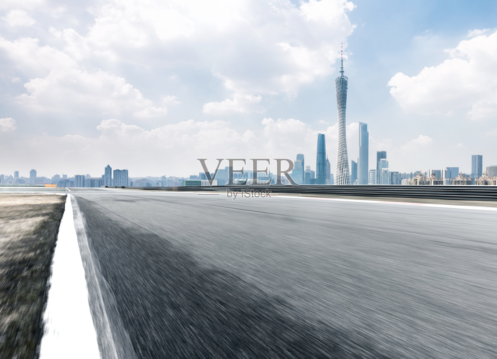 空旷沥青公路延伸至广州城市天际线含广州塔照片摄影图片