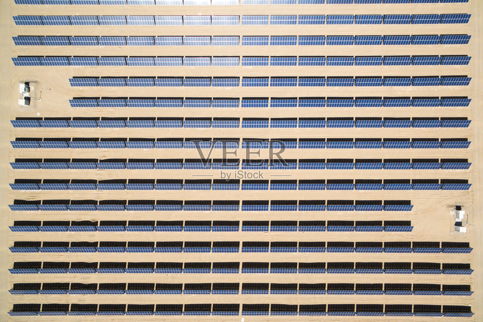 沙漠中整齐排列的大型光伏电站航拍视角照片摄影图片