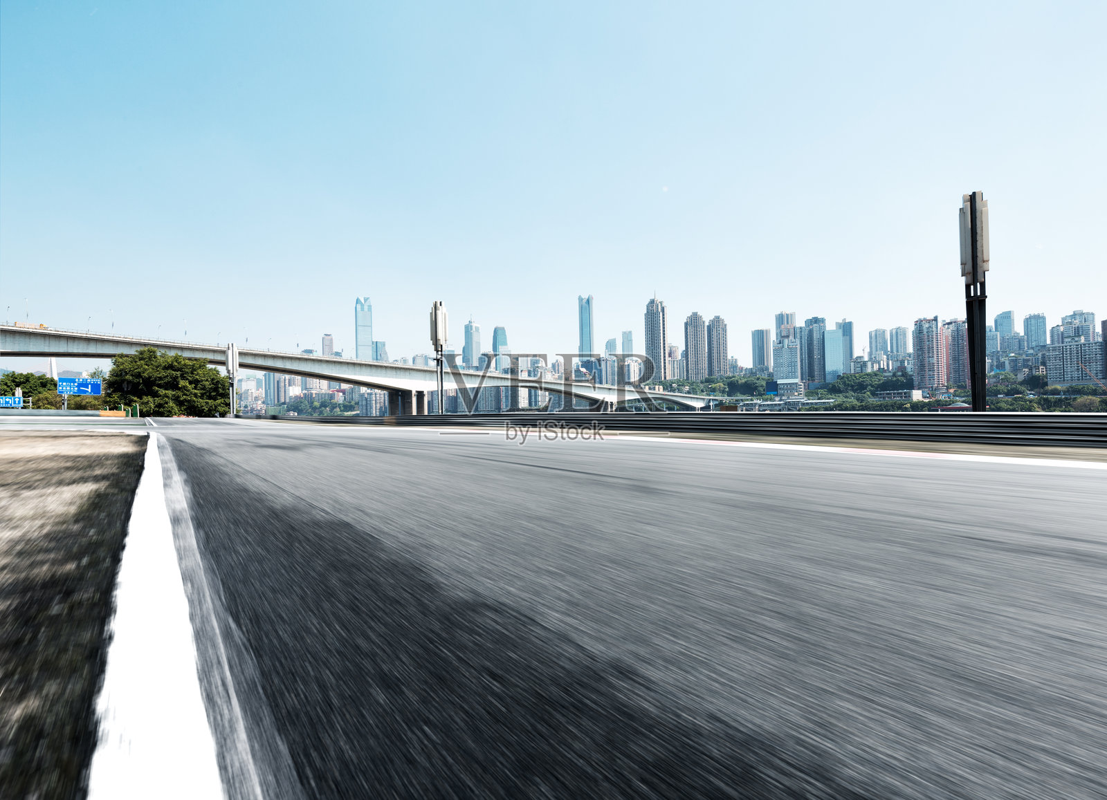 空旷城市高架道路远景配现代摩天大楼天际线照片摄影图片