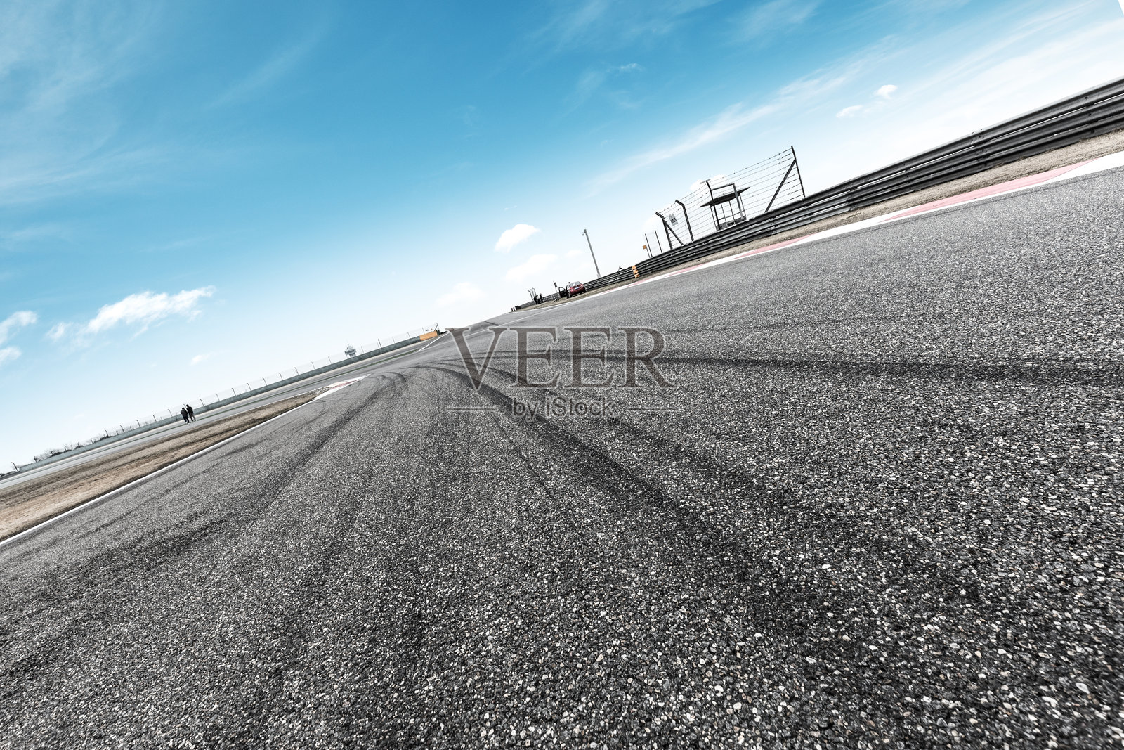 赛道沥青路面轮胎痕迹低角度广角拍摄蓝天背景照片摄影图片