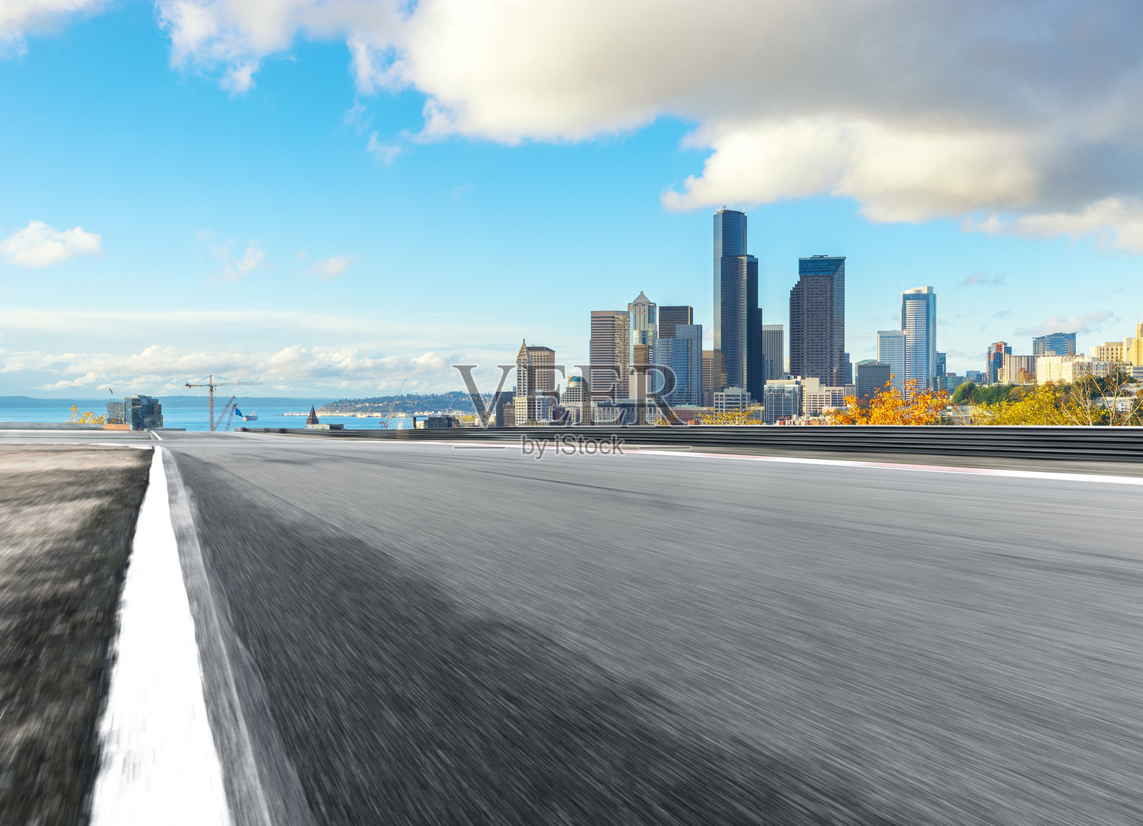 空旷沥青公路通向西雅图城市天际线与海湾远景照片摄影图片