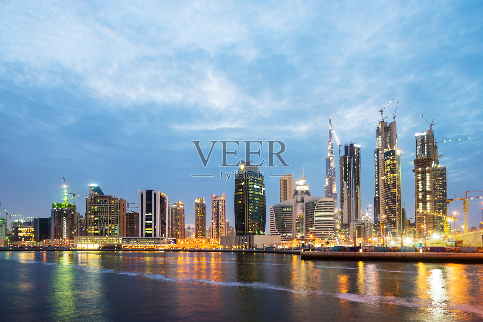 迪拜滨海夜景城市天际线高楼林立灯光璀璨照片摄影图片