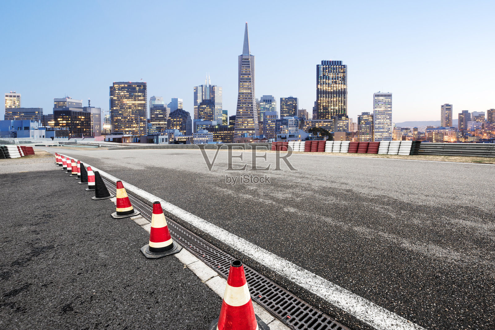 城市天际线前空旷赛道与交通锥排列场景照片摄影图片