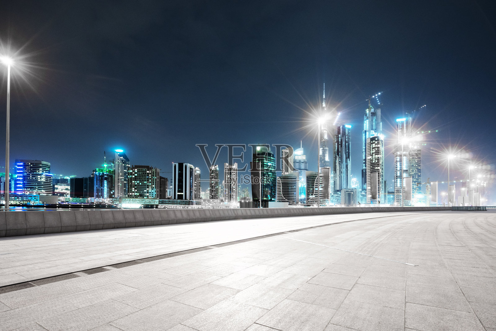 夜晚迪拜城市天际线与空旷步道景观照片摄影图片