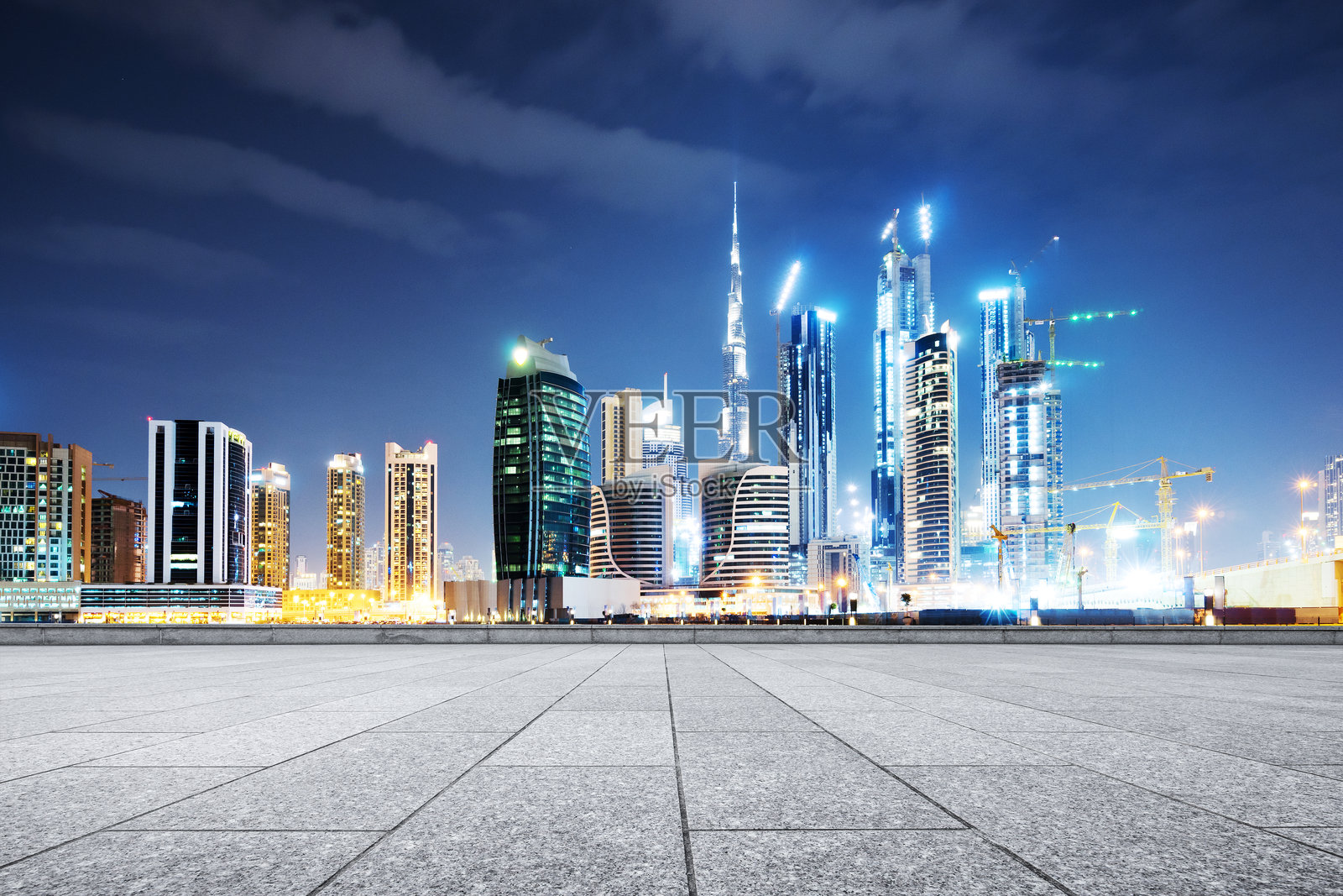 迪拜夜景城市天际线与空旷广场地面照片摄影图片