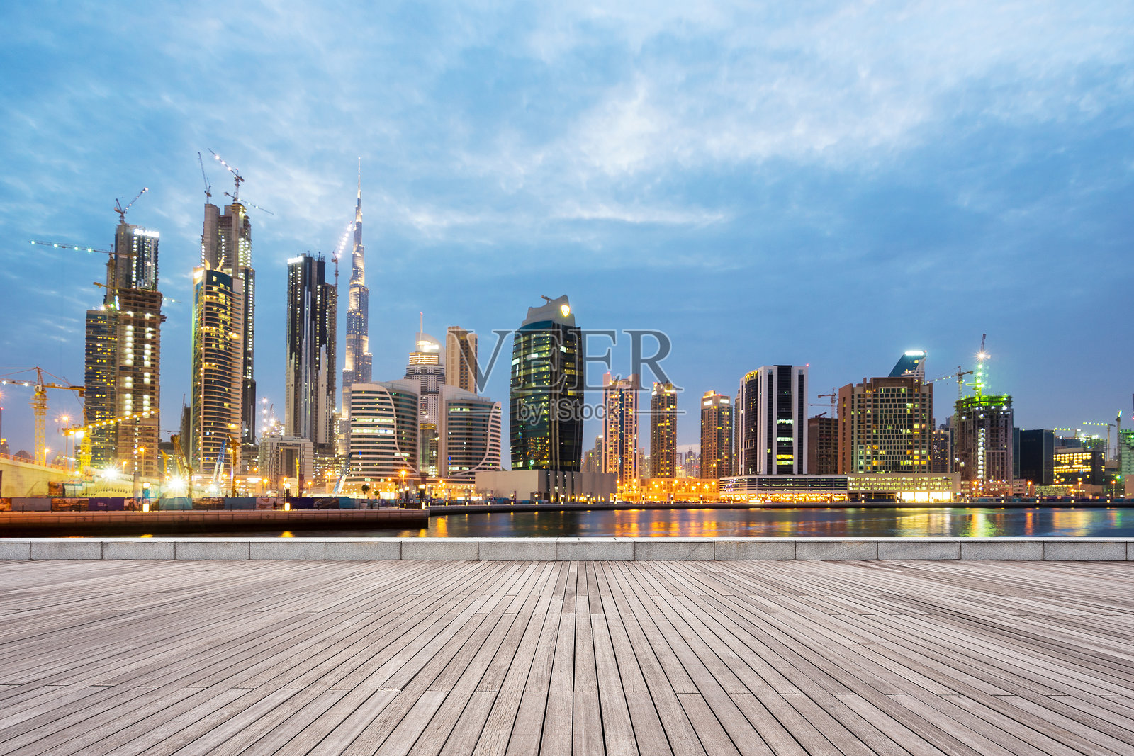 迪拜滨海木栈道黄昏城市天际线全景照片摄影图片