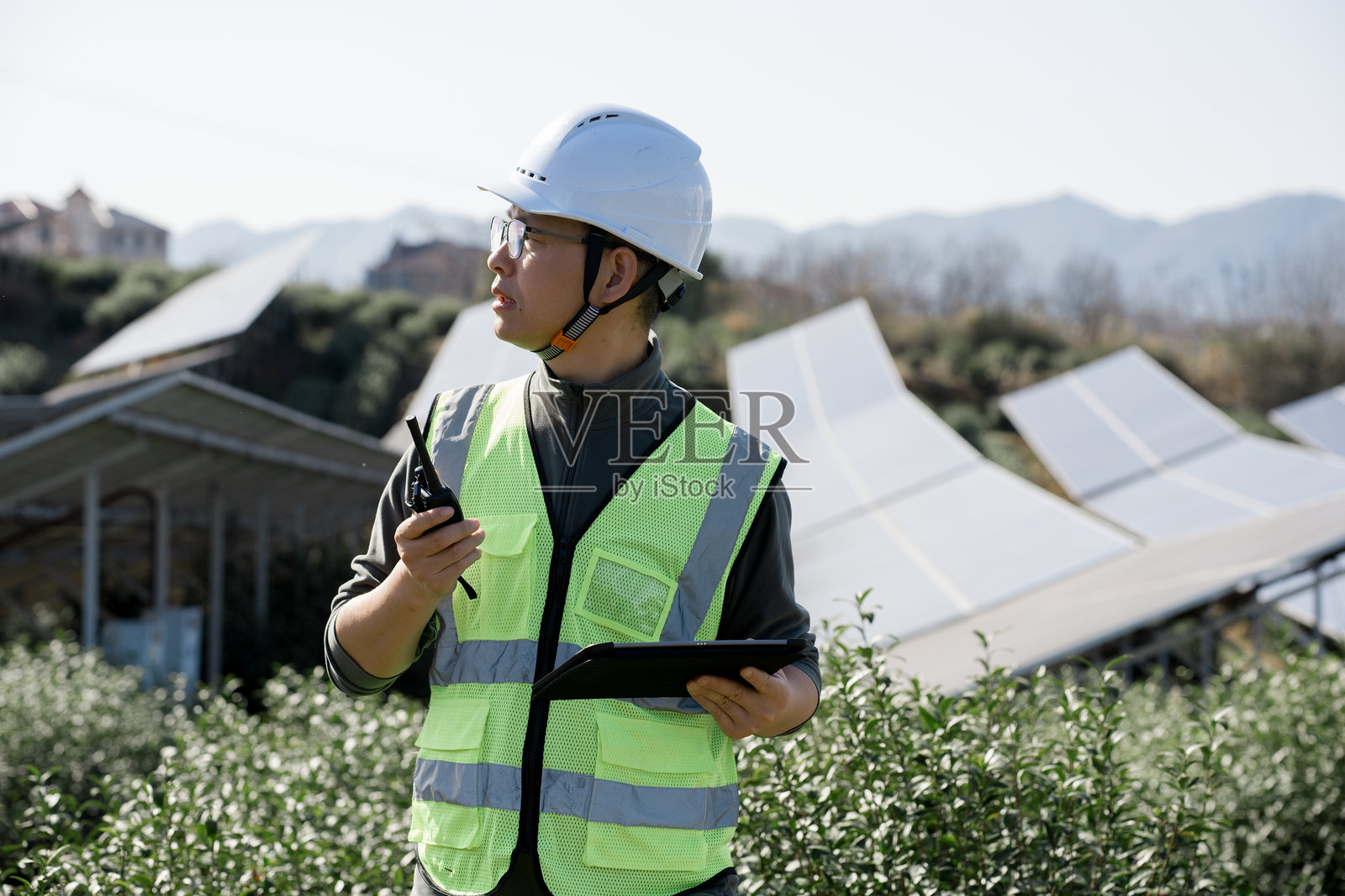 光伏电站工程师巡检手持对讲机平板照片摄影图片