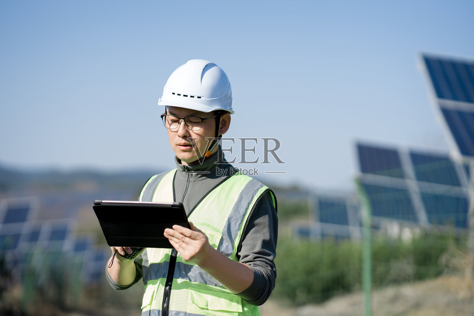 光伏电站工程师现场检查平板数据照片摄影图片