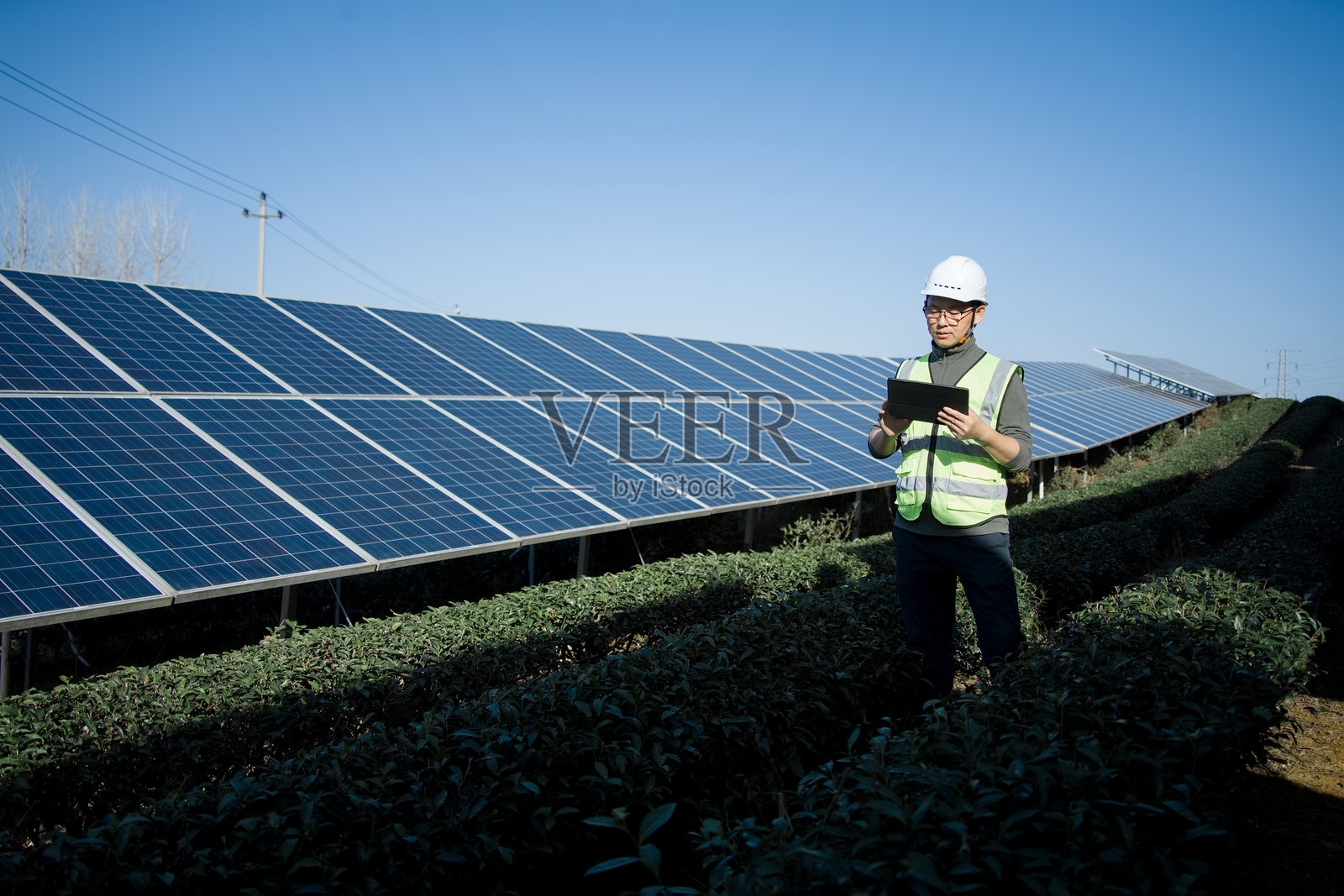 光伏电站工程师现场巡检太阳能板照片摄影图片