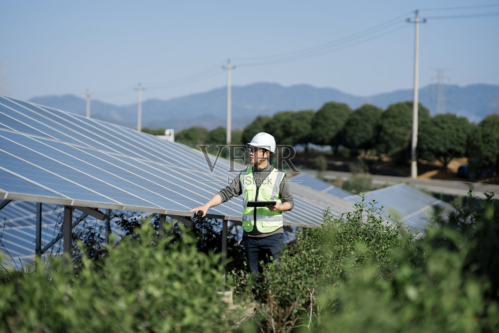 光伏电站工程师巡检太阳能板阵列照片摄影图片