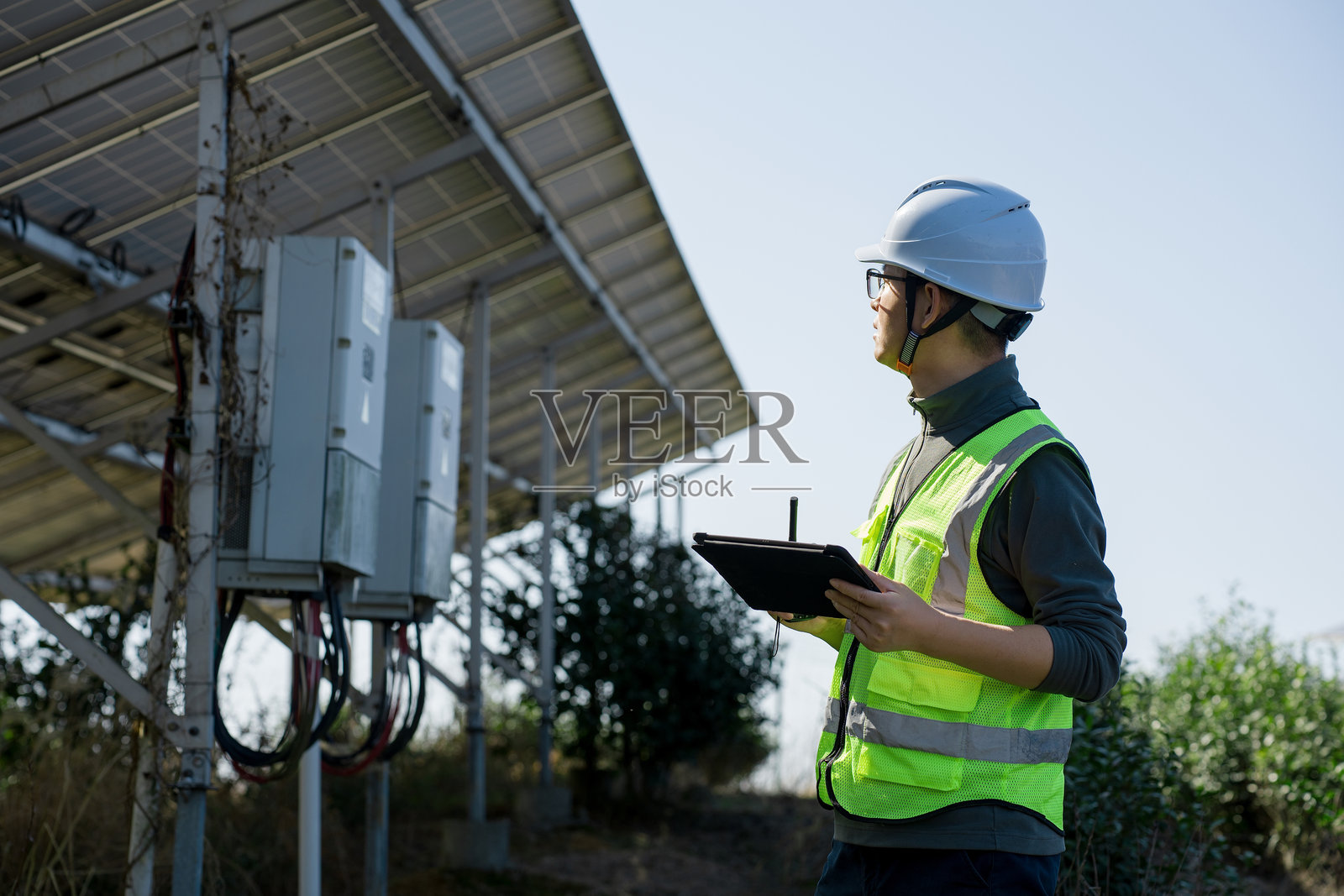 光伏电站工程师巡检设备手持平板照片摄影图片