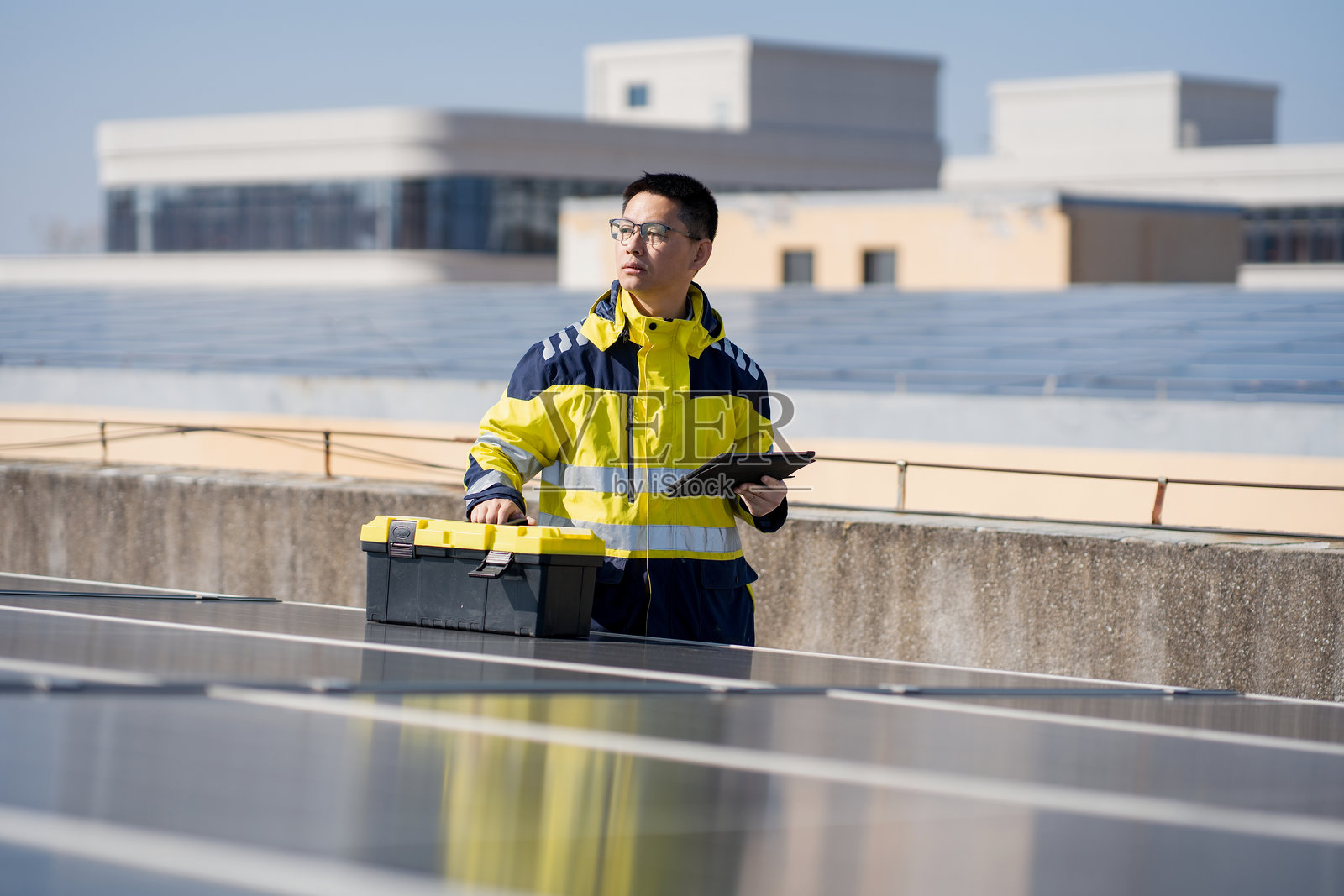 光伏电站工程师手持平板检查设备照片摄影图片