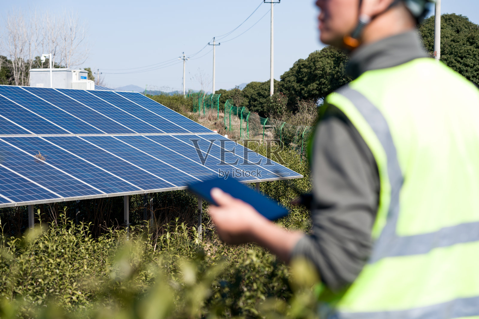 光伏电站巡检人员手持平板检查组件照片摄影图片