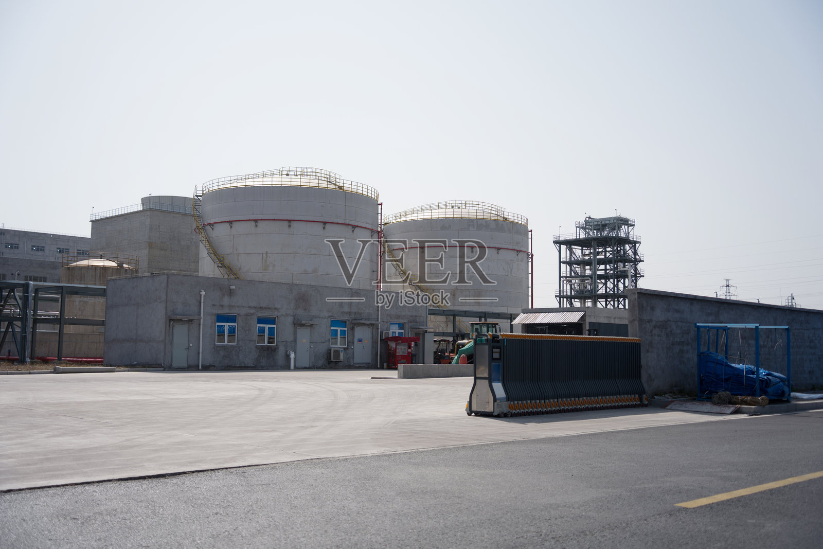 工业厂区大型储罐与禁烟标识实景照片摄影图片