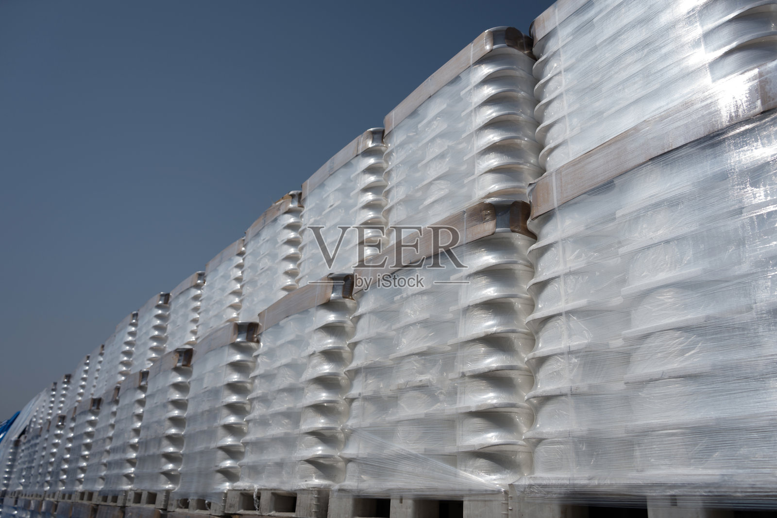 透明缠绕膜包裹的托盘货物堆叠仓储场景照片摄影图片