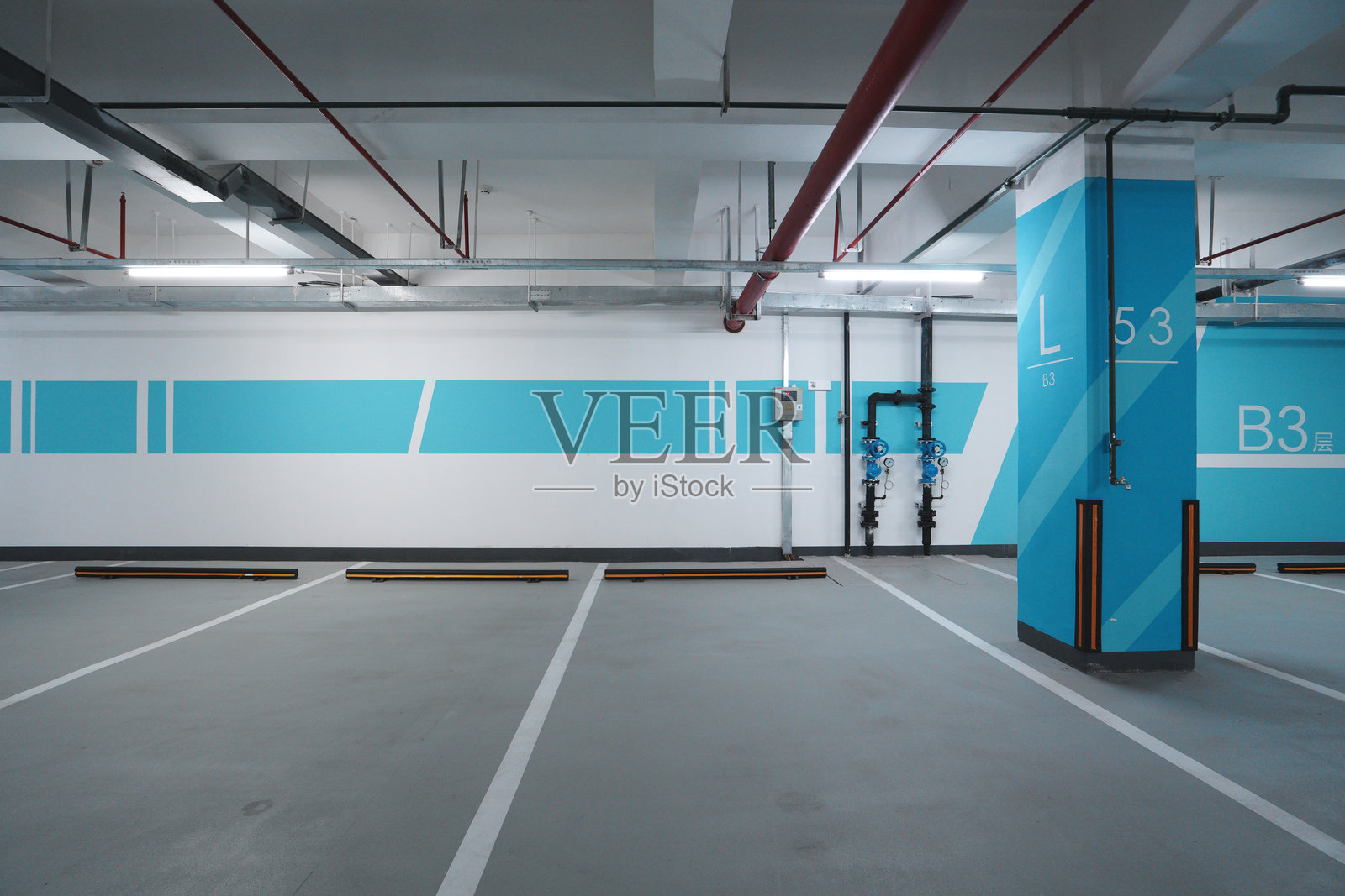 地下停车场蓝色标识柱空车位场景照片摄影图片