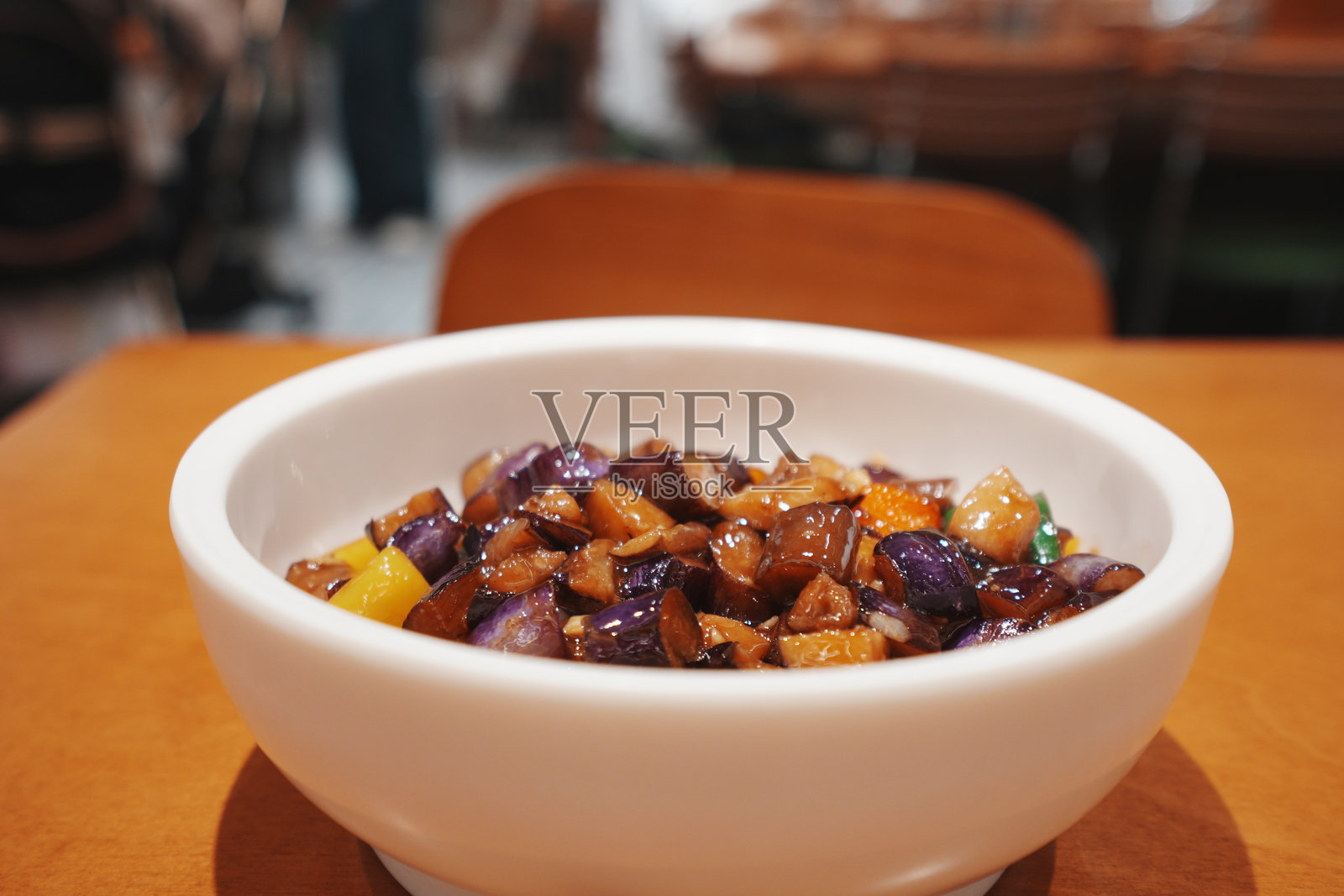 白瓷碗盛紫茄丁炒菜特写照片摄影图片