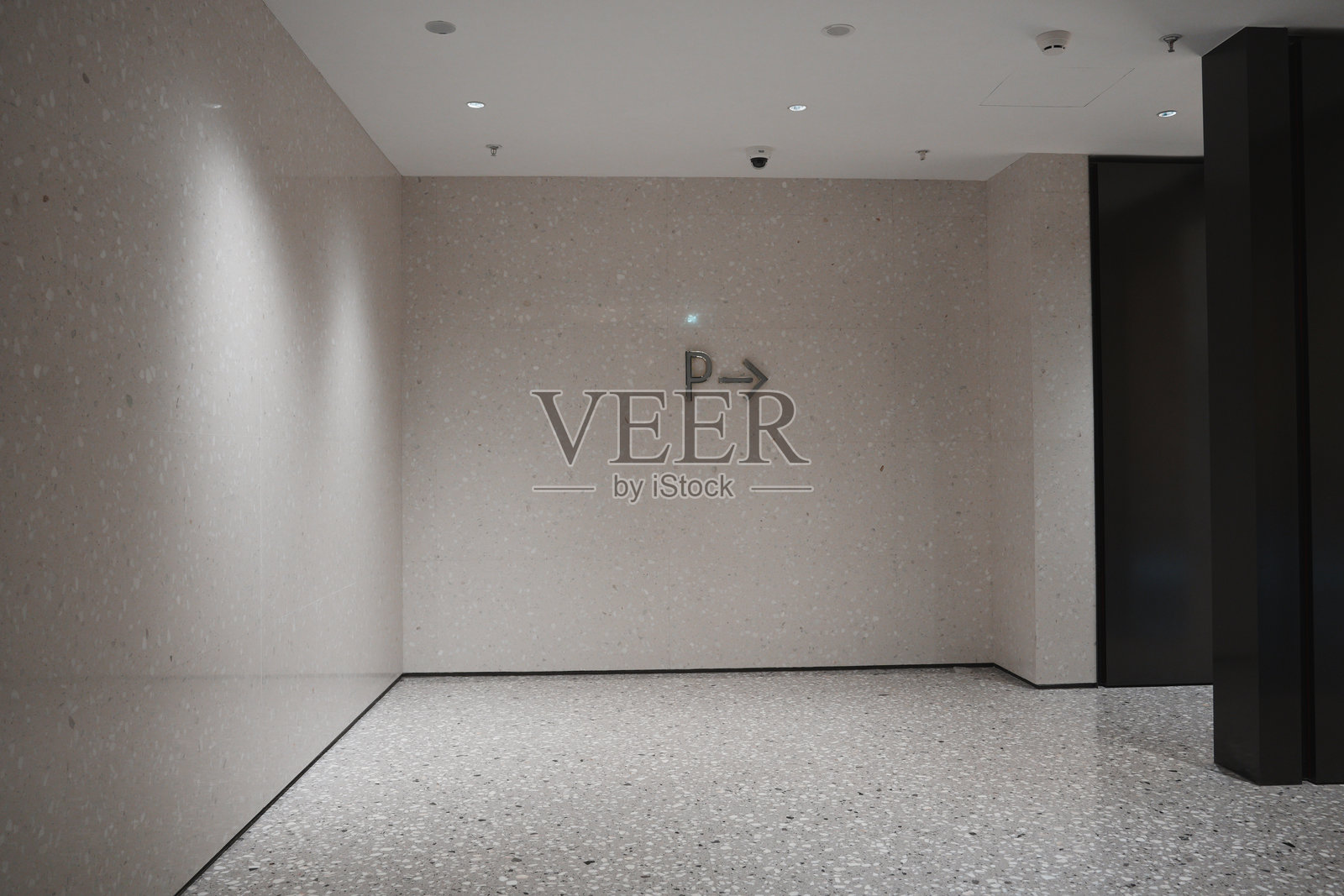 现代简约室内通道墙面停车指示标志照片摄影图片