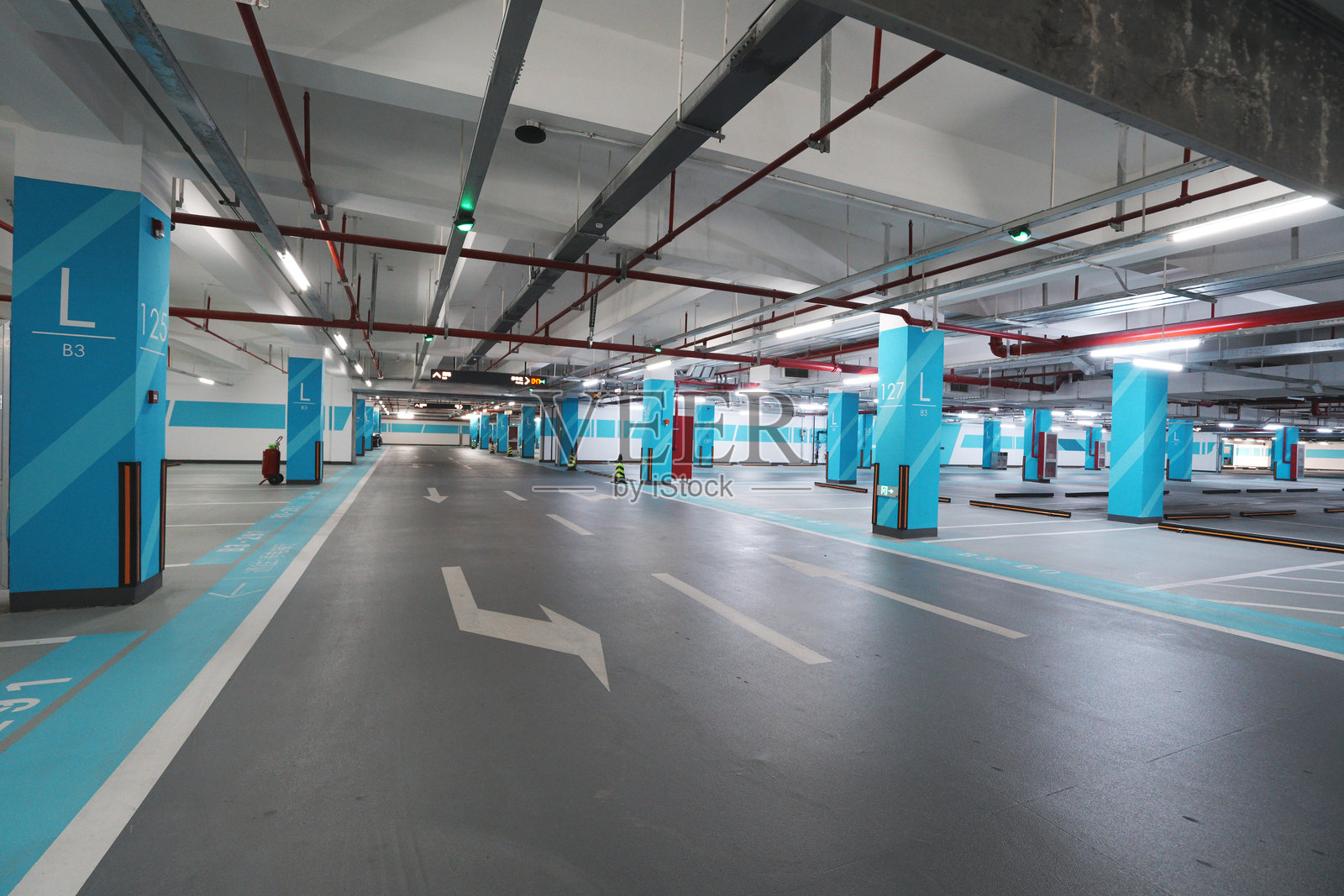 地下停车场蓝色立柱导向标识清晰照片摄影图片