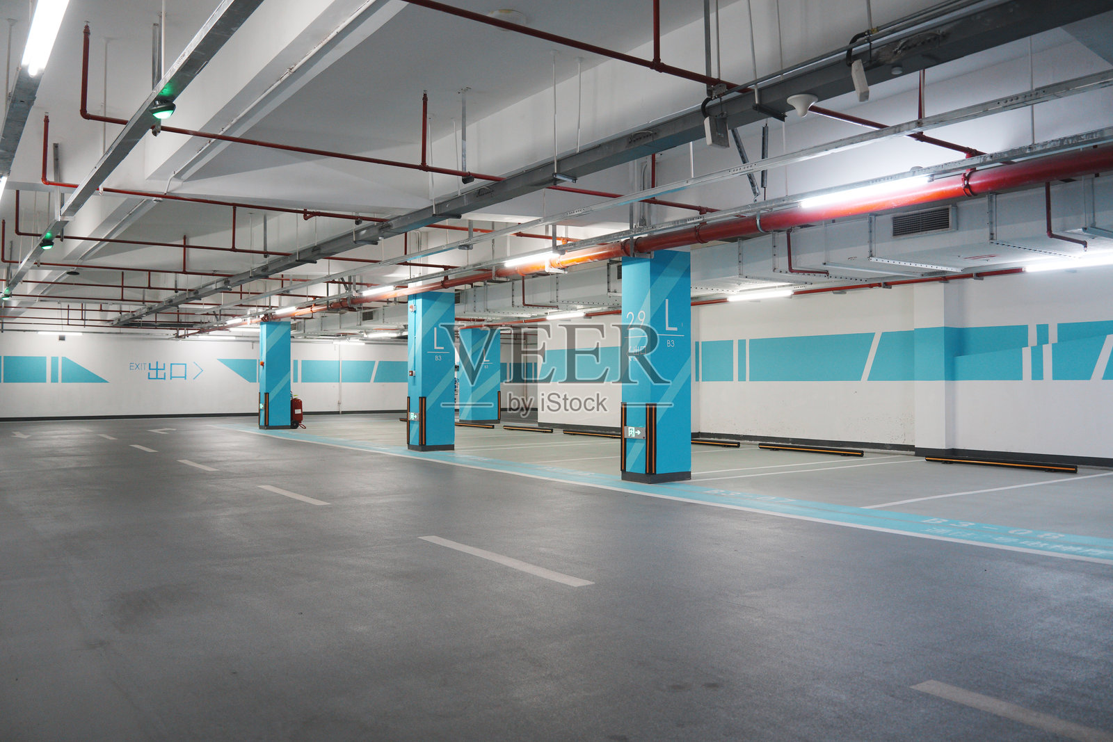 地下停车场蓝色标识柱空旷车位照片摄影图片