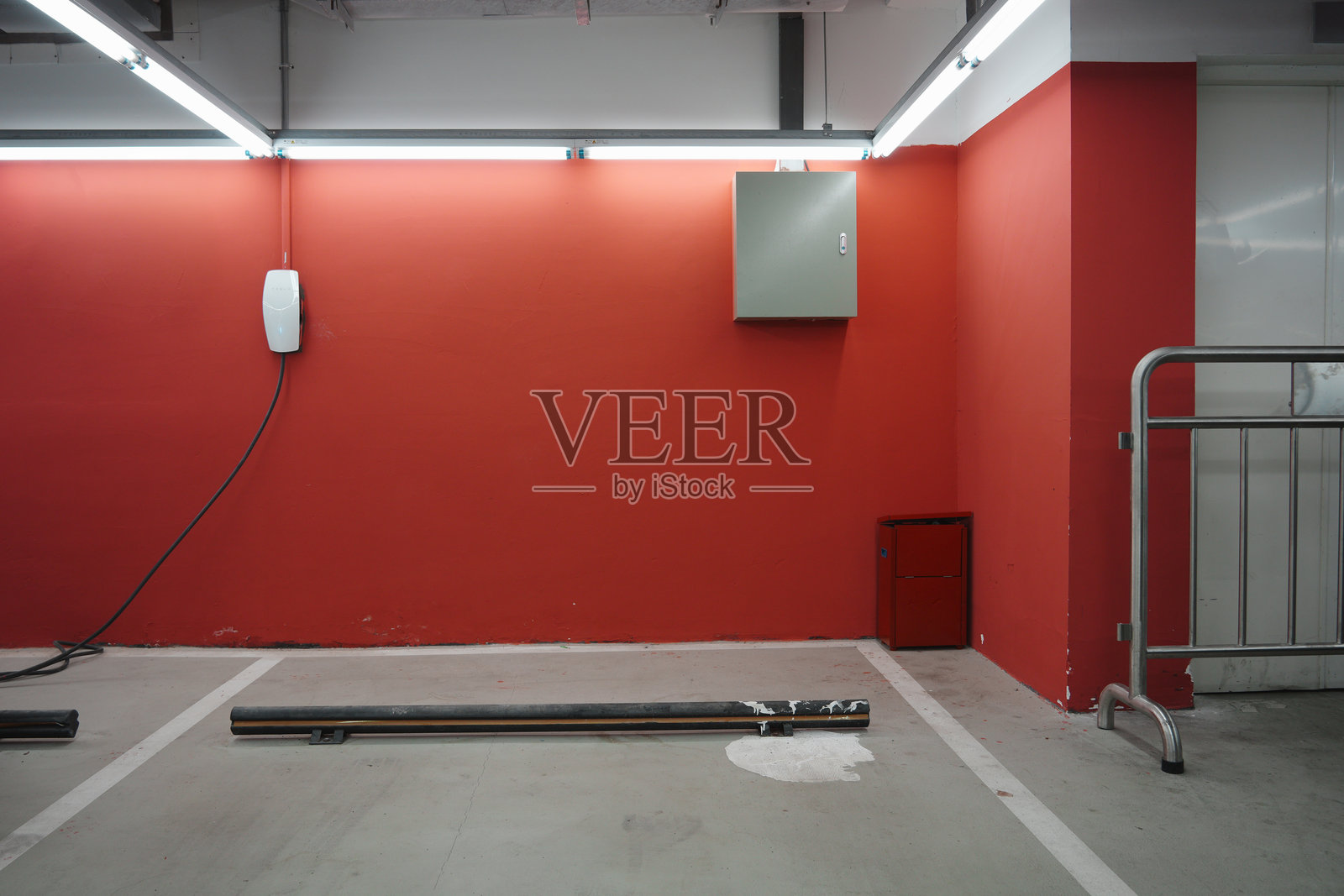 红色车库墙面配电箱与金属护栏照片摄影图片