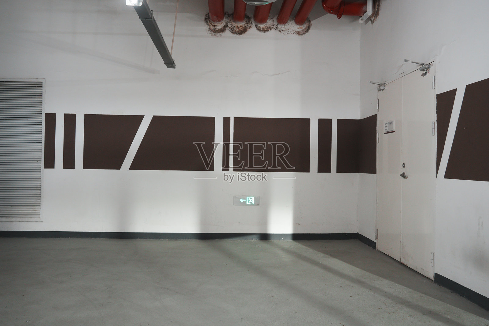 空旷室内空间带几何装饰墙与安全门照片摄影图片