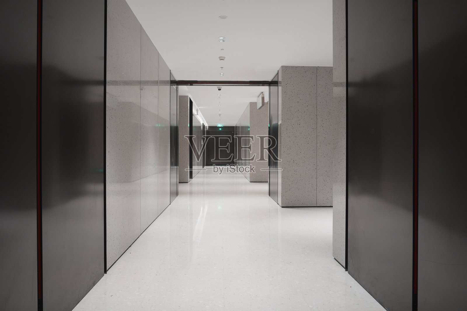 现代办公走廊金属玻璃隔断长廊照片摄影图片