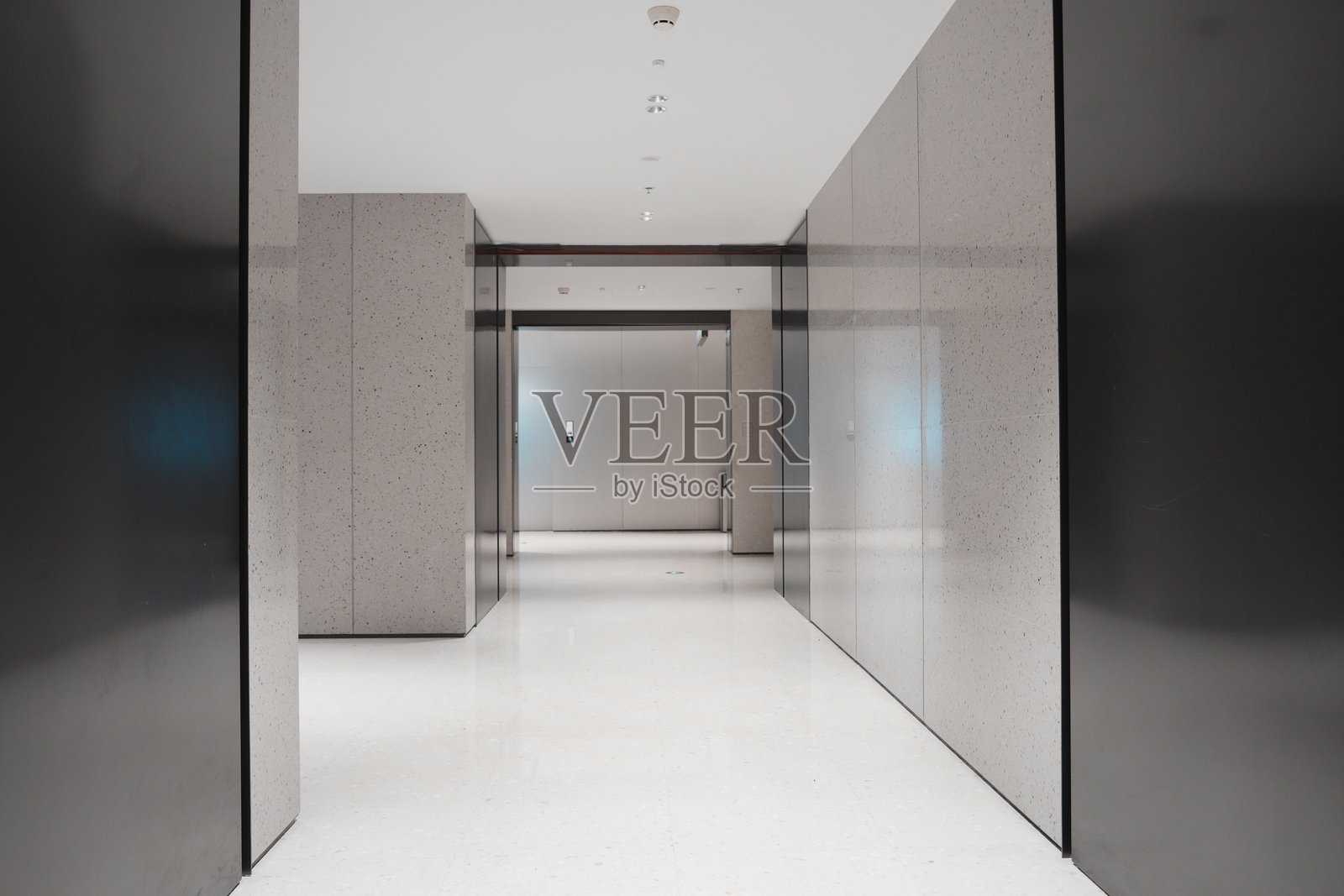 现代办公走廊金属玻璃隔断通道照片摄影图片