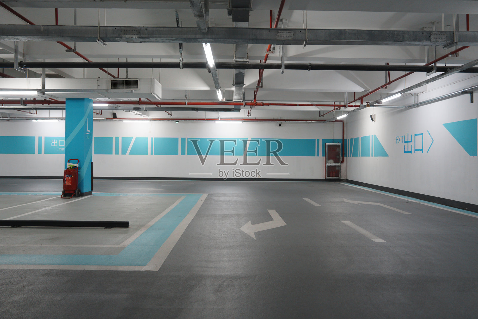 地下停车场空旷车位蓝白装饰墙面照片摄影图片