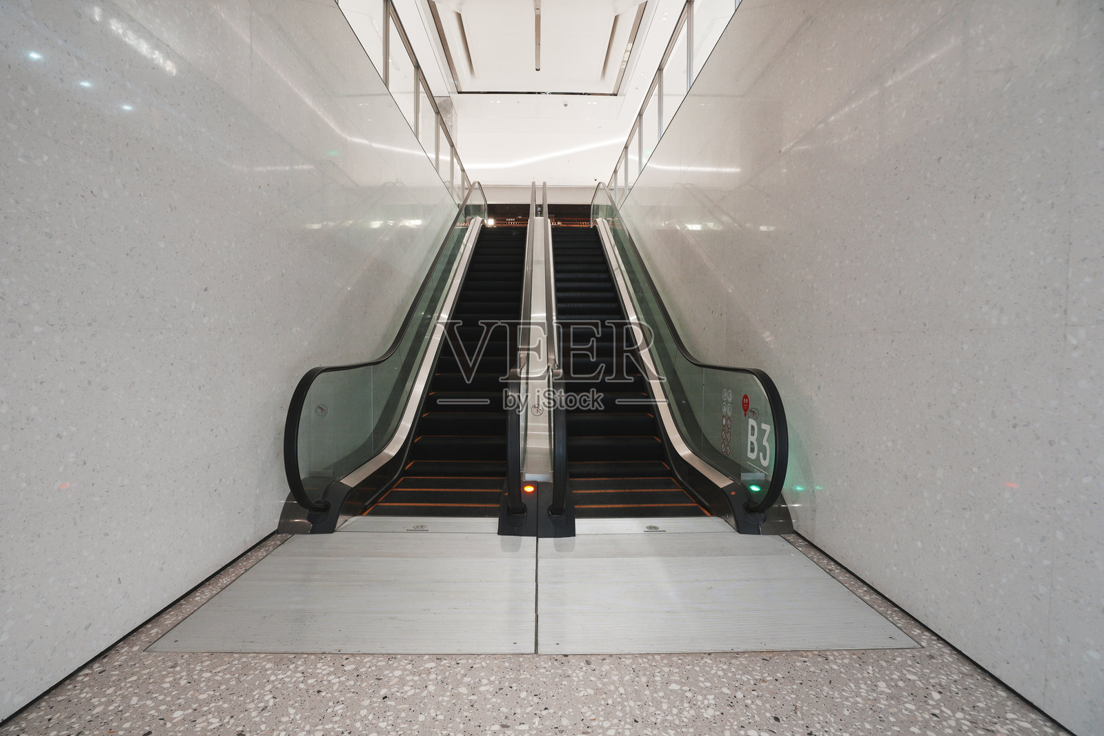 地铁站内双扶梯通向B3层通道照片摄影图片
