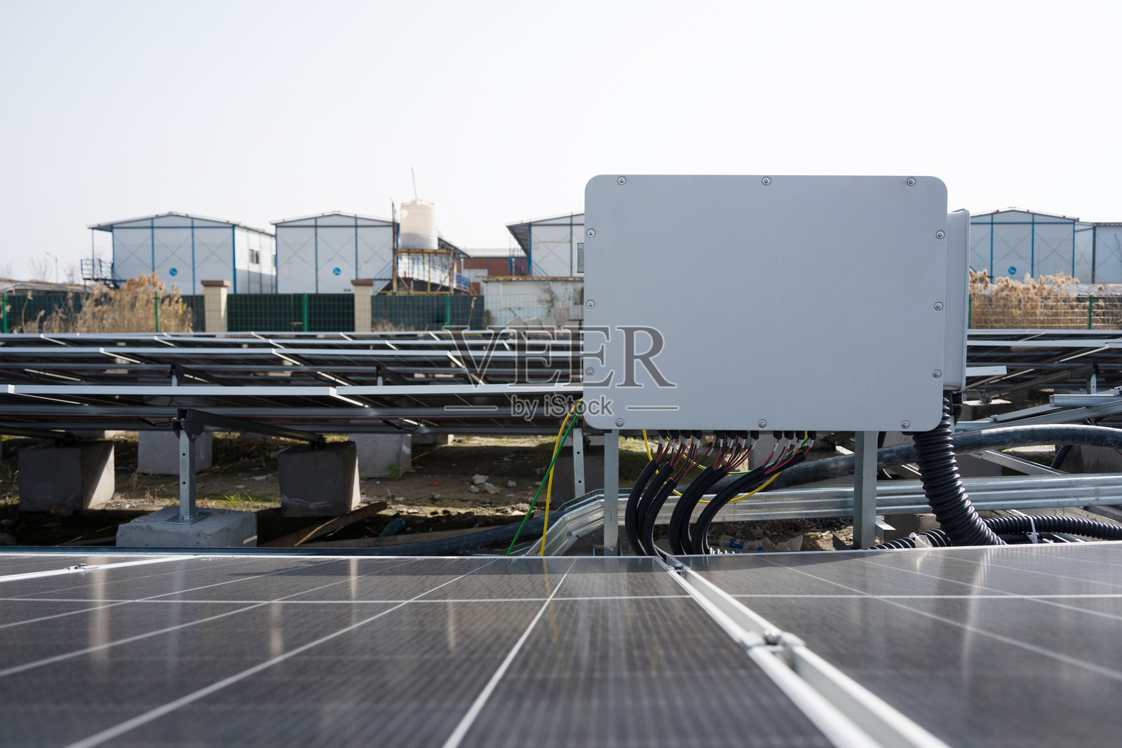 光伏电站逆变器与太阳能板阵列照片摄影图片