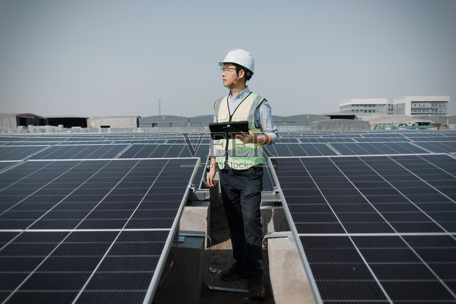 光伏电站工程师巡检太阳能板阵列照片摄影图片