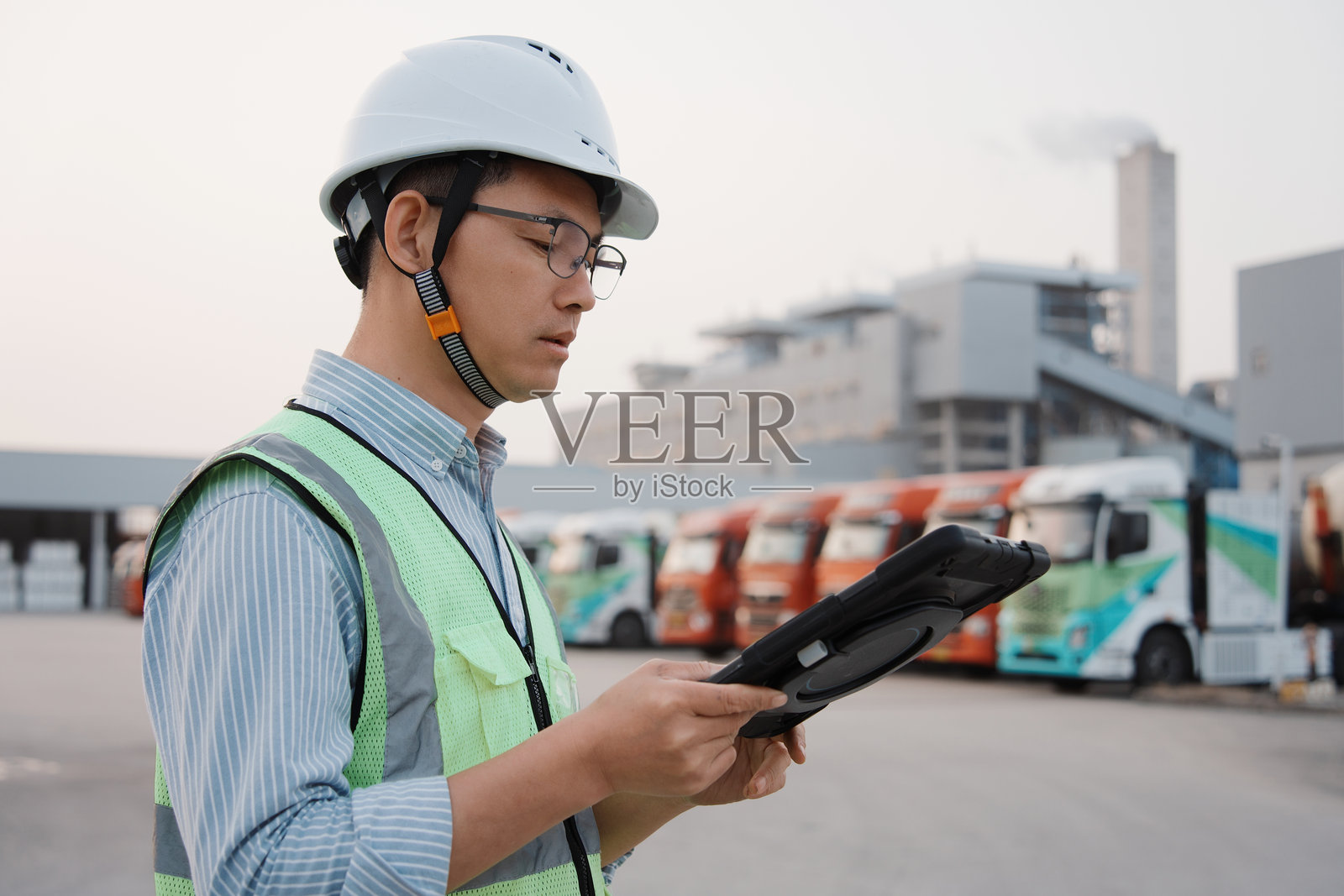 工厂园区工程师手持平板检查车辆照片摄影图片