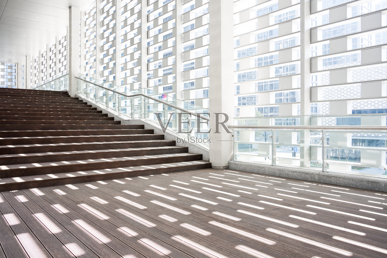 现代建筑室内木质楼梯光影效果照片摄影图片