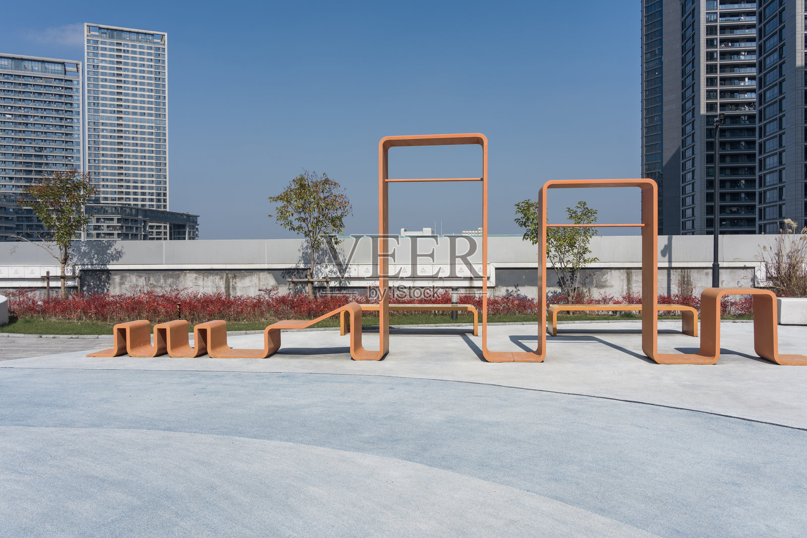 城市广场橙色几何艺术装置景观照片摄影图片