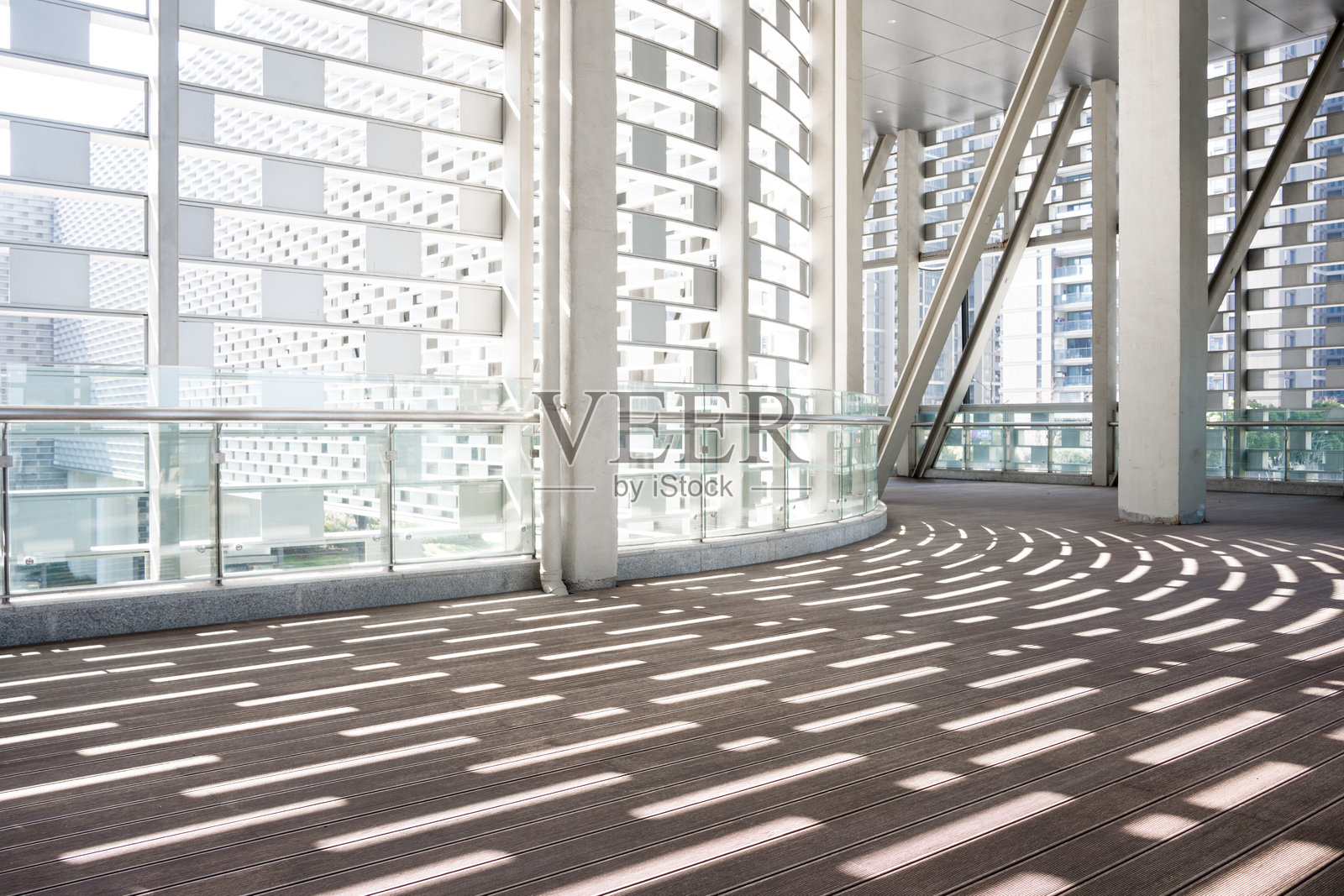 现代建筑廊道光影交错木质地板照片摄影图片