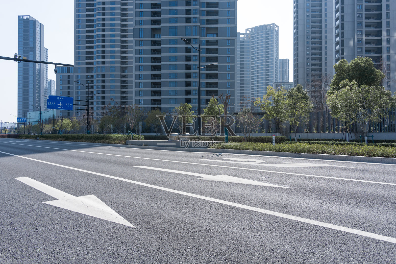 城市道路空旷沥青路面高楼林立背景照片摄影图片