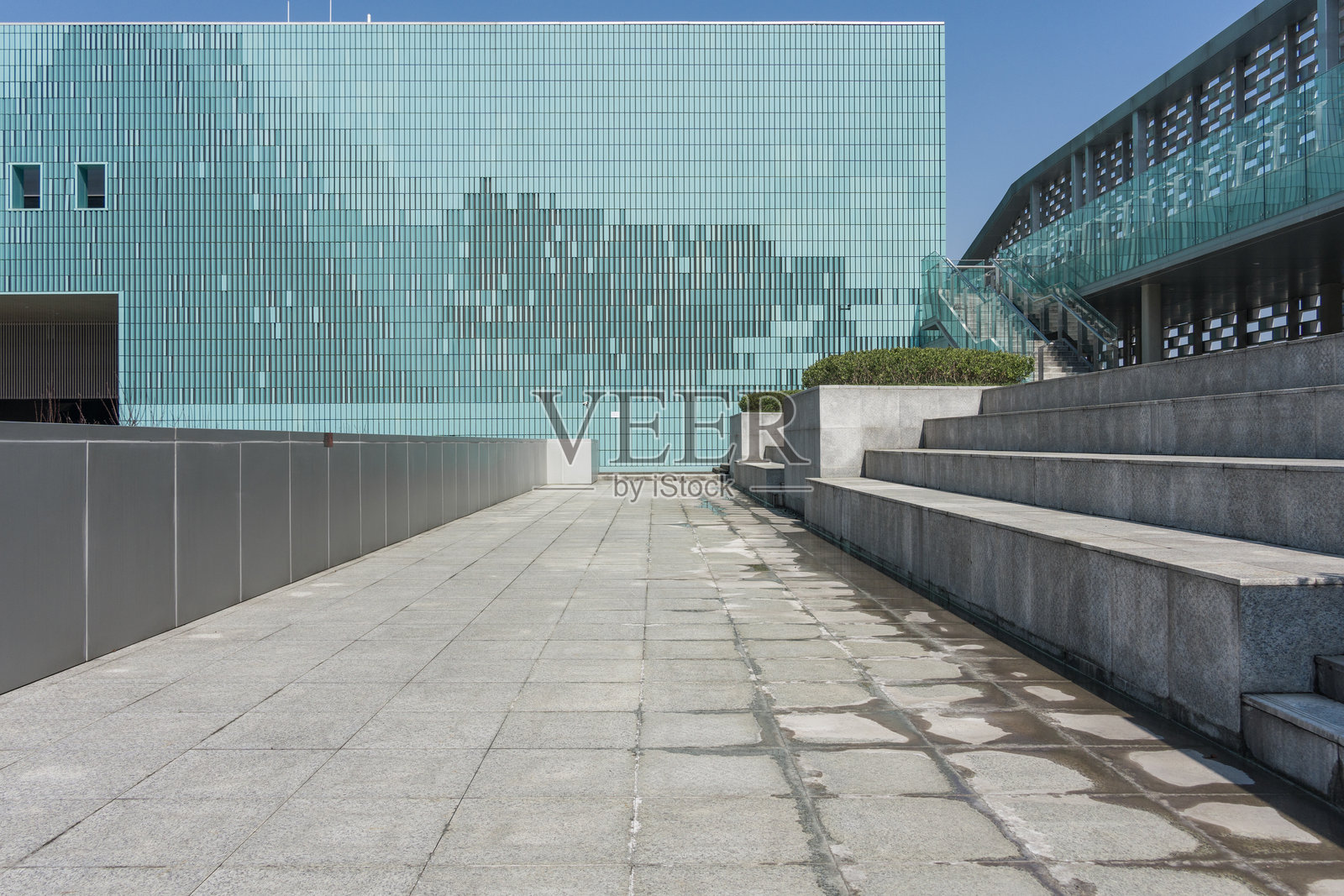 现代玻璃幕墙建筑与混凝土台阶广场照片摄影图片