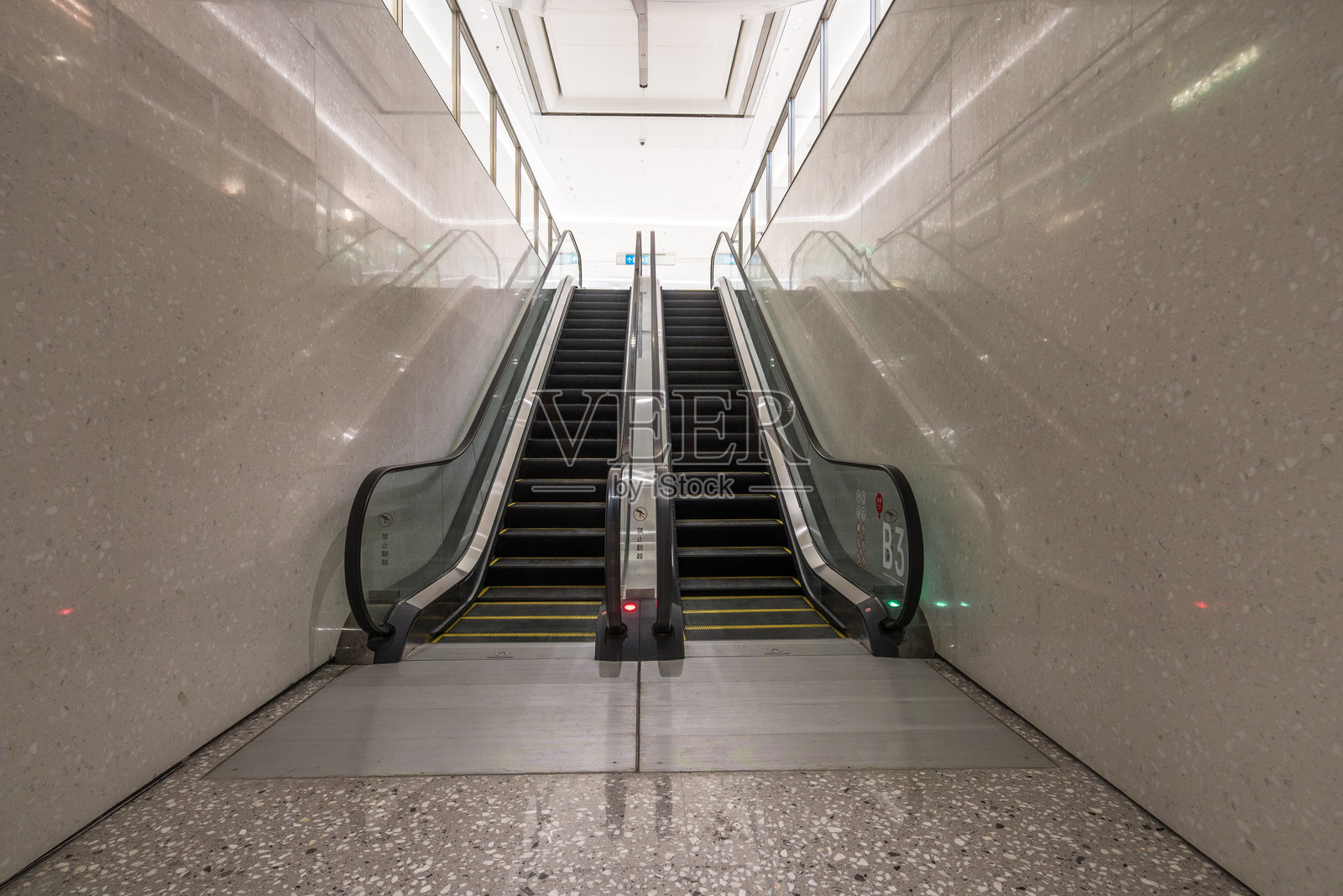 商场里的电梯照片摄影图片