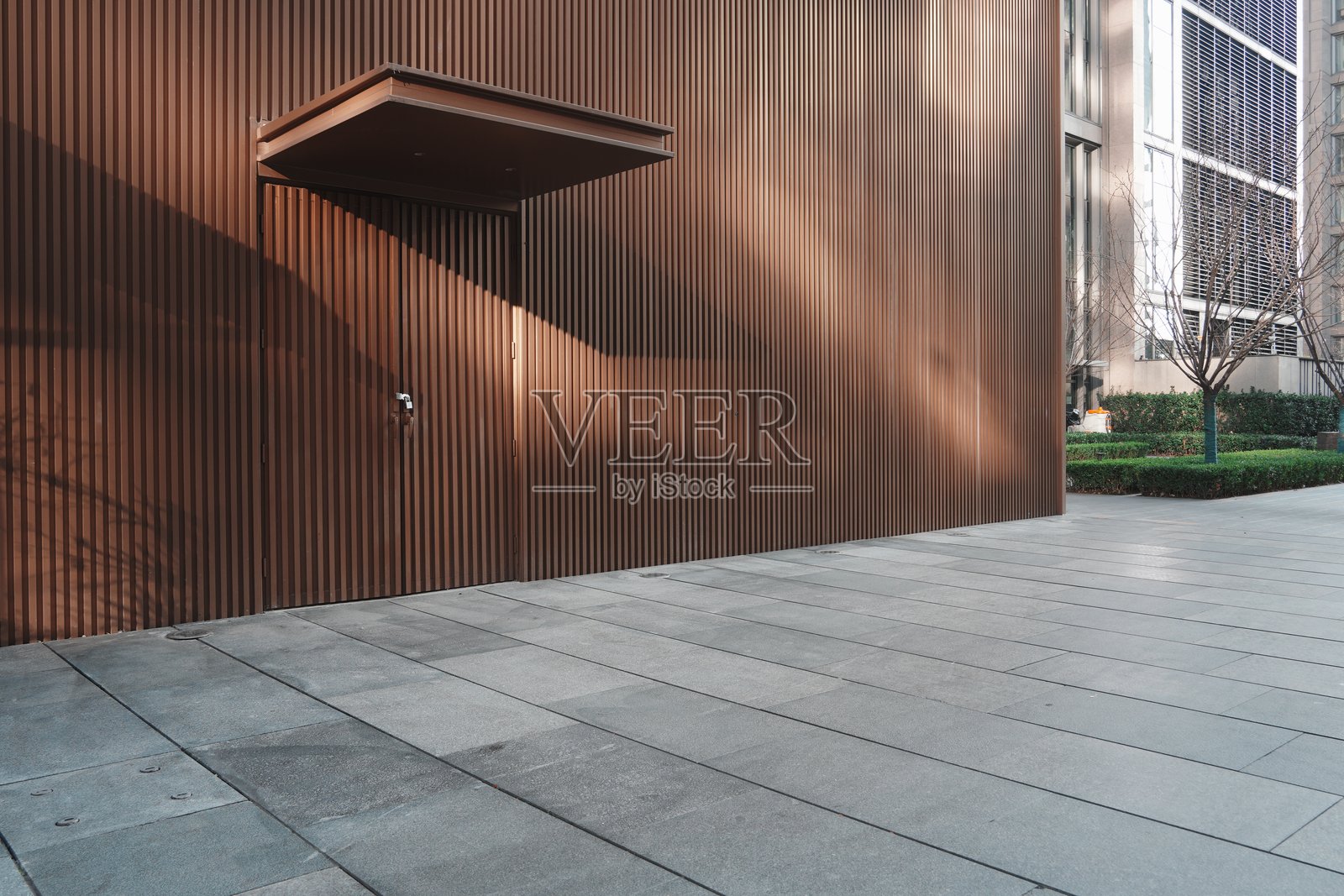 铜色竖条纹金属幕墙建筑入口照片摄影图片