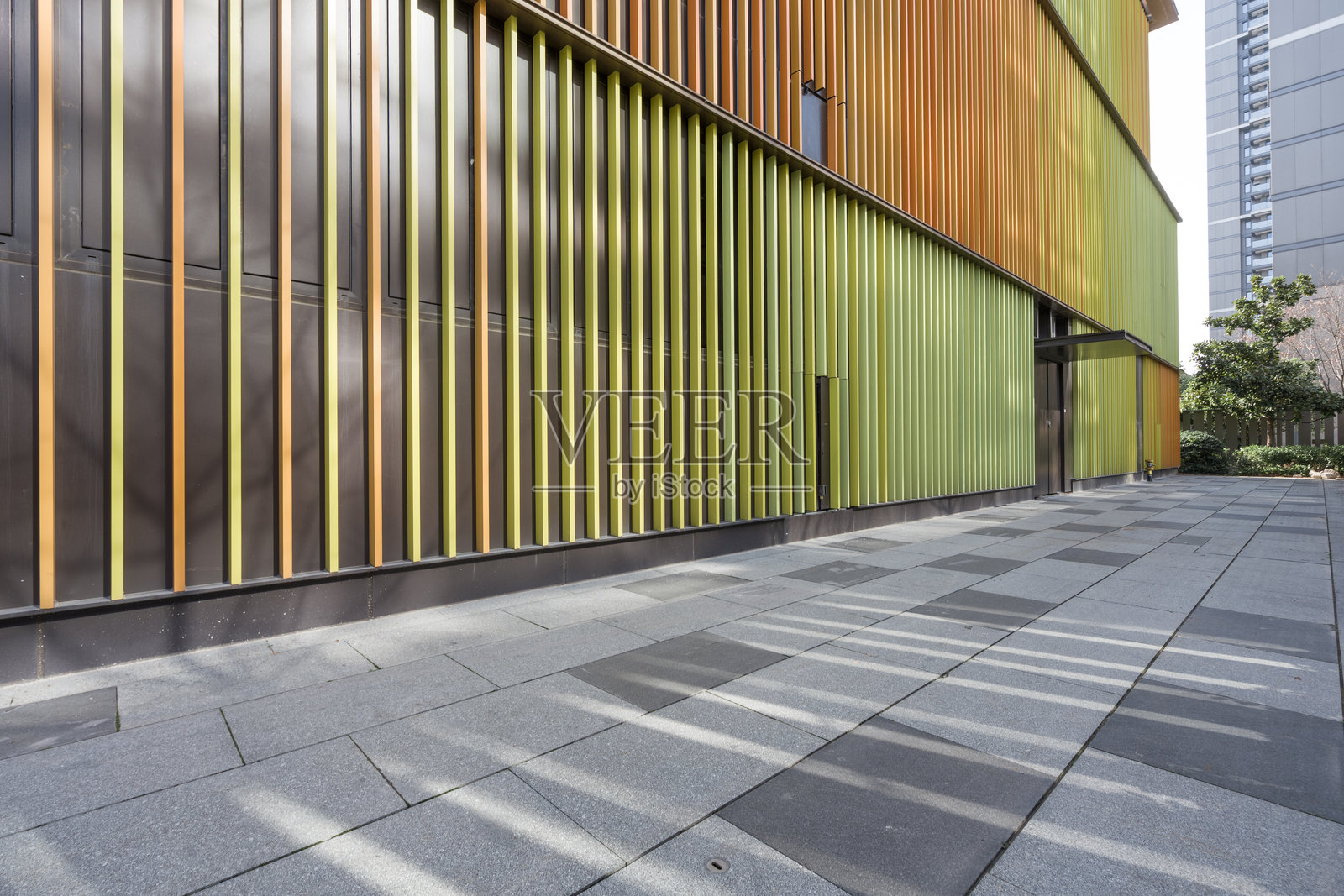 彩色竖条金属幕墙现代建筑外立面照片摄影图片