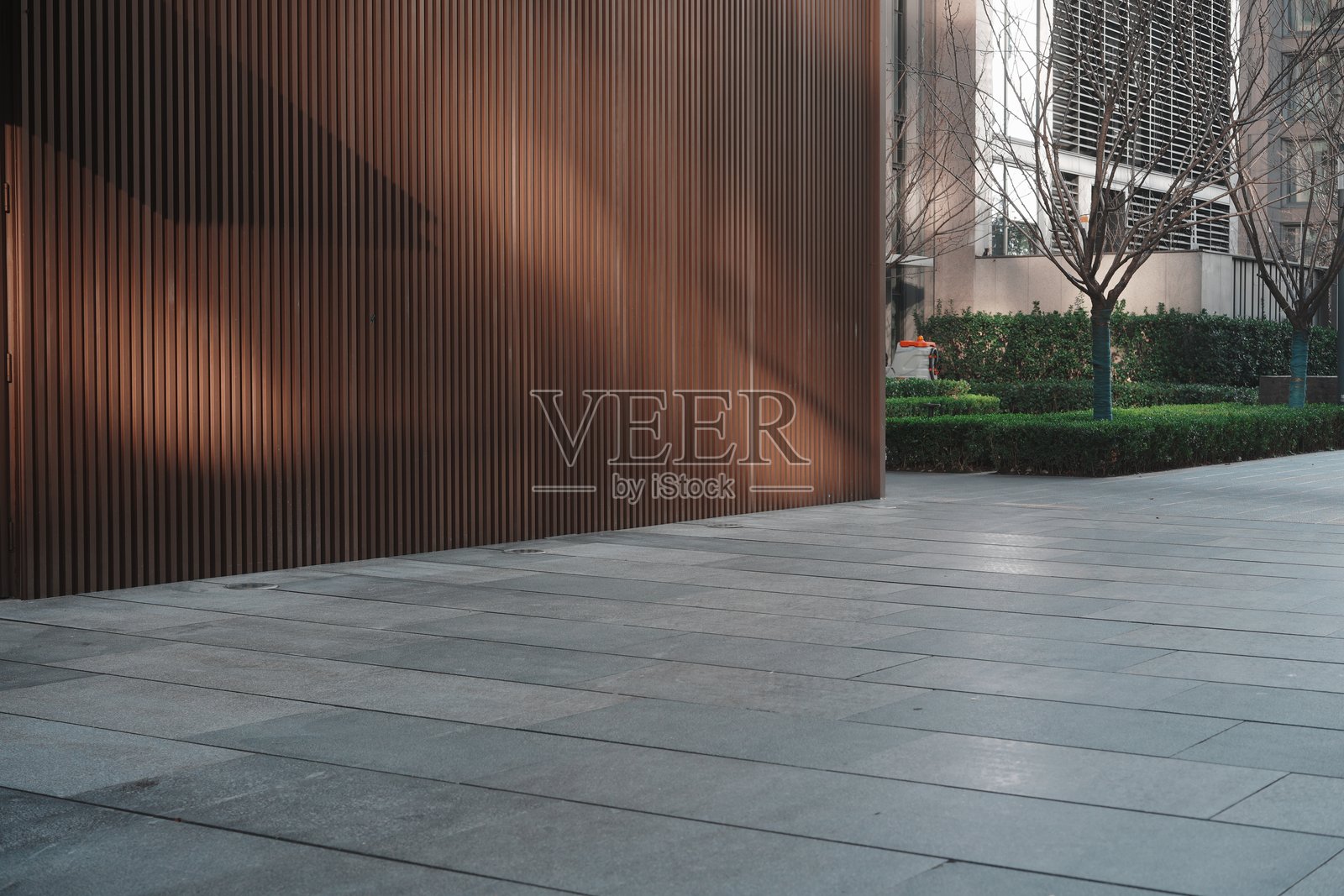 现代建筑铜色竖条外墙与铺装广场照片摄影图片