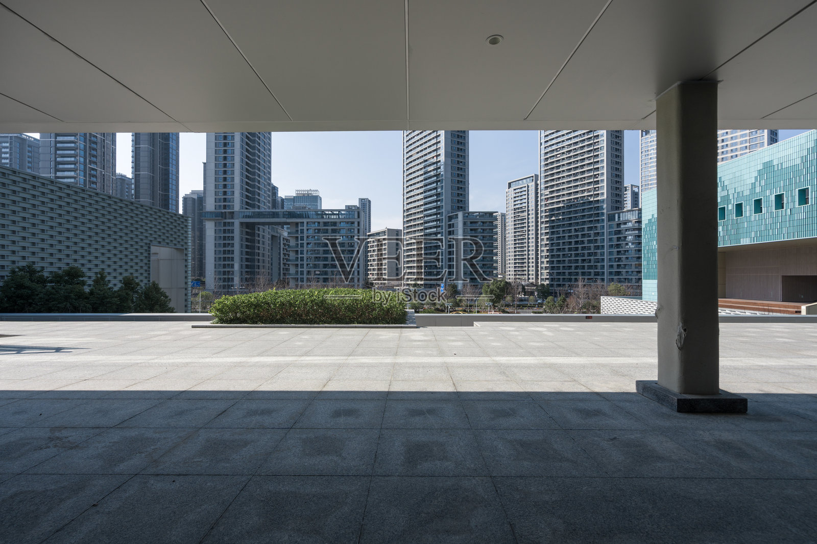 现代城市广场下空旷铺装地面与高楼群景照片摄影图片