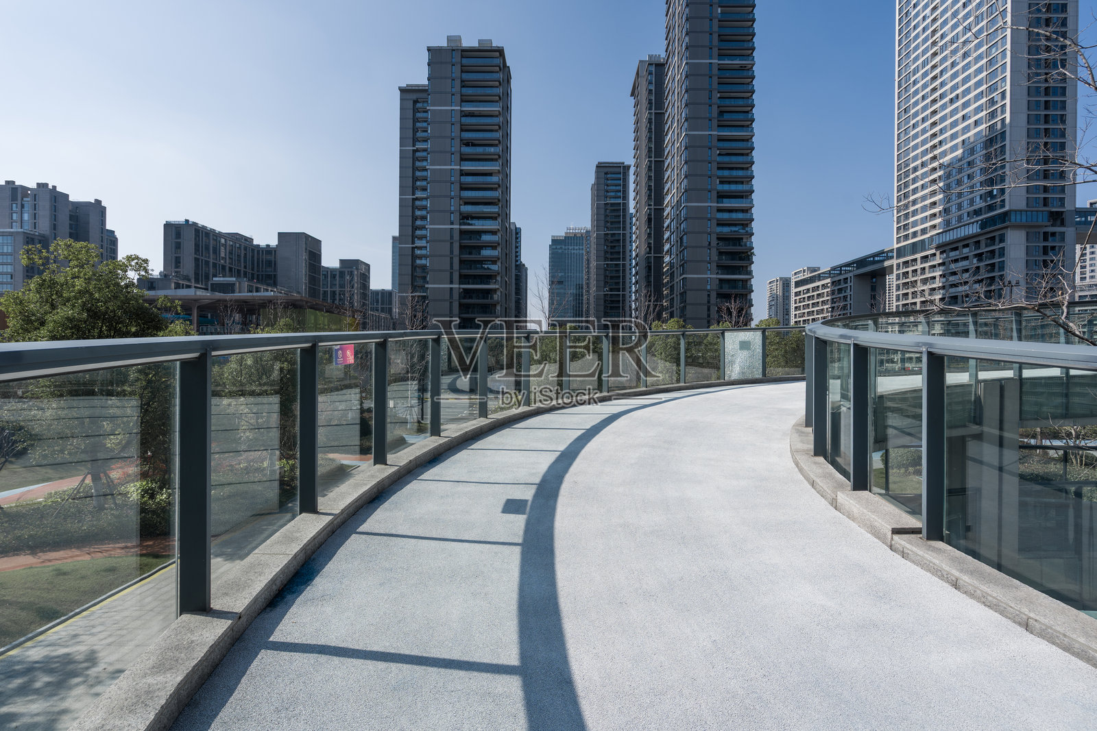 城市高架步道现代建筑群背景照片摄影图片