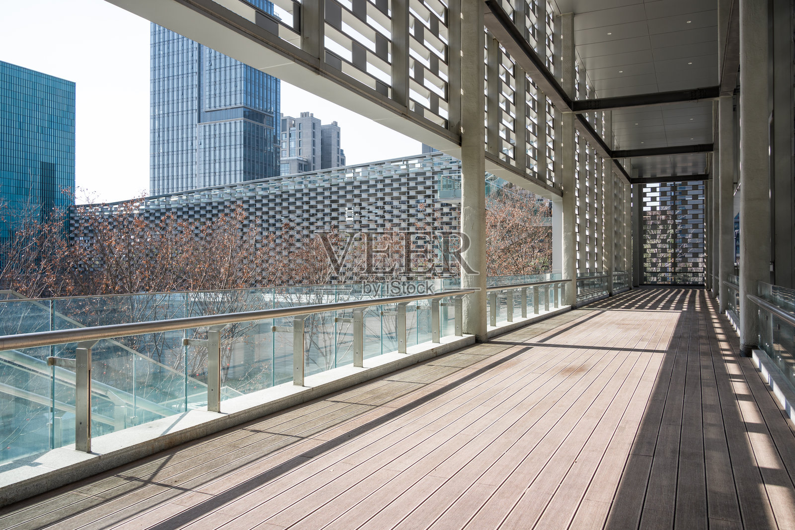 现代城市空中连廊木质步道与玻璃栏杆照片摄影图片