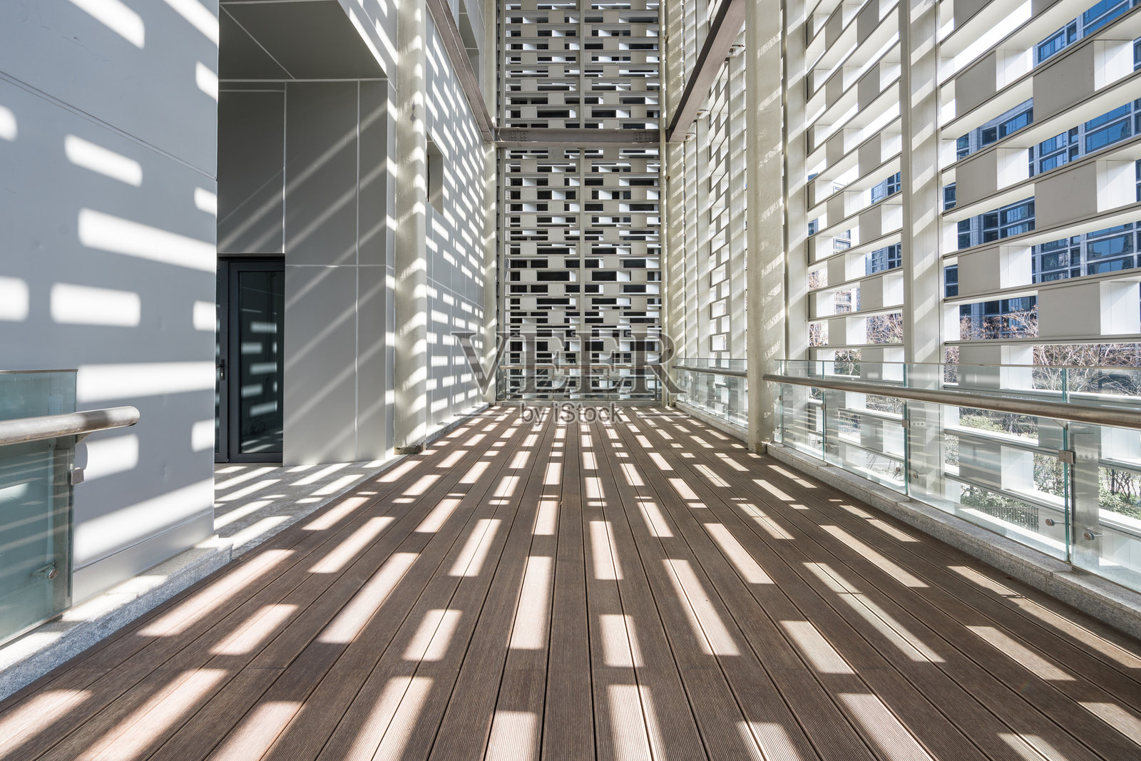 现代建筑廊道光影交错木质地板照片摄影图片