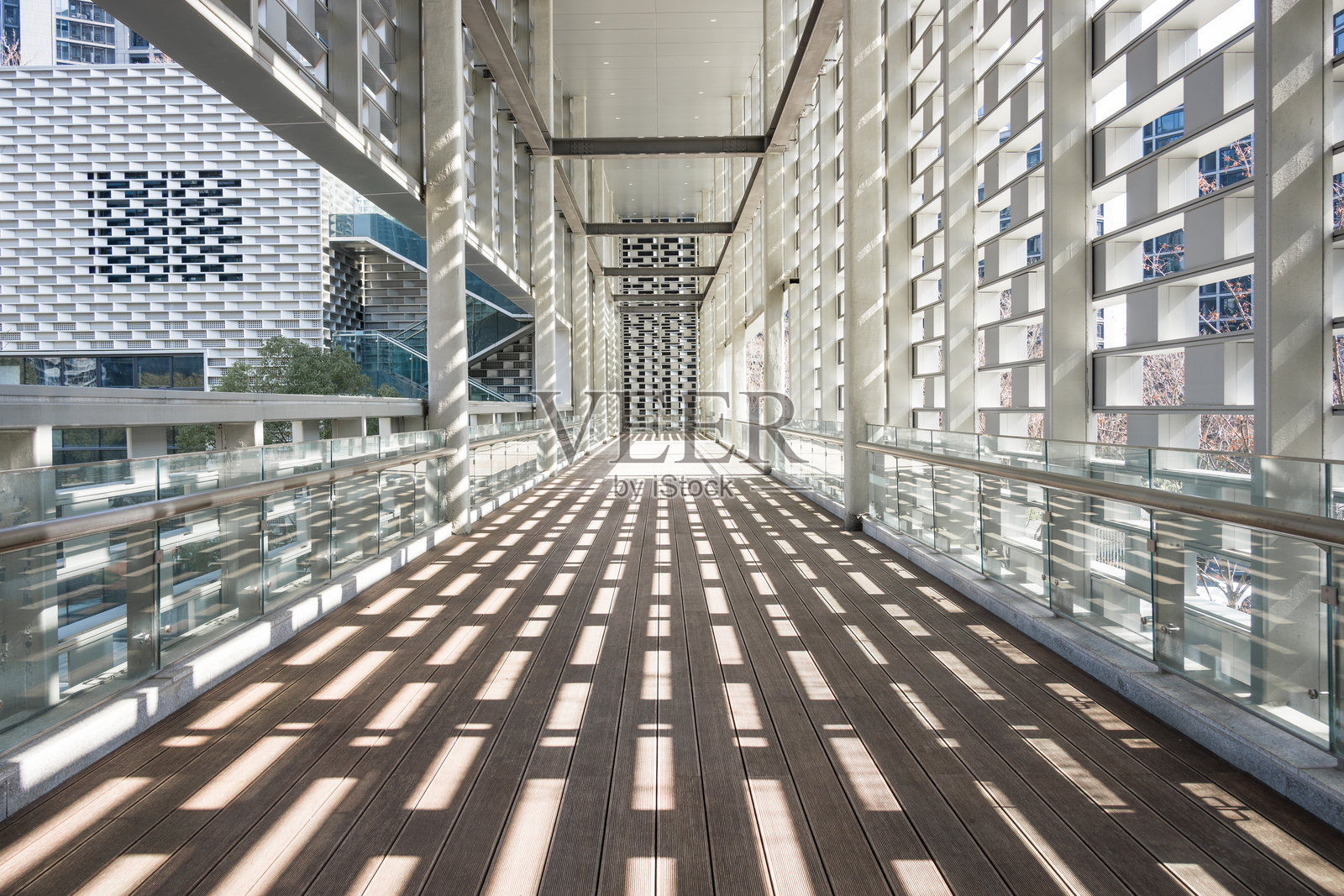 现代建筑连廊光影交错木质地板照片摄影图片