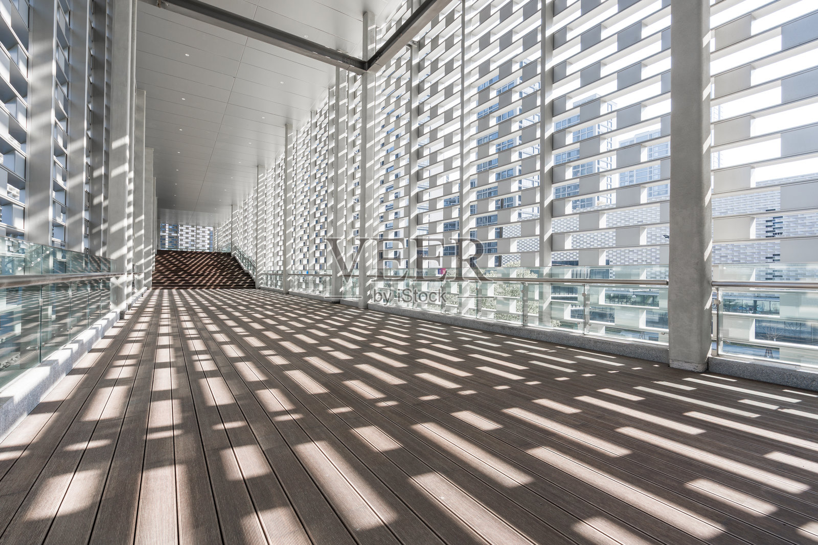 现代建筑廊道光影交错木质地板照片摄影图片