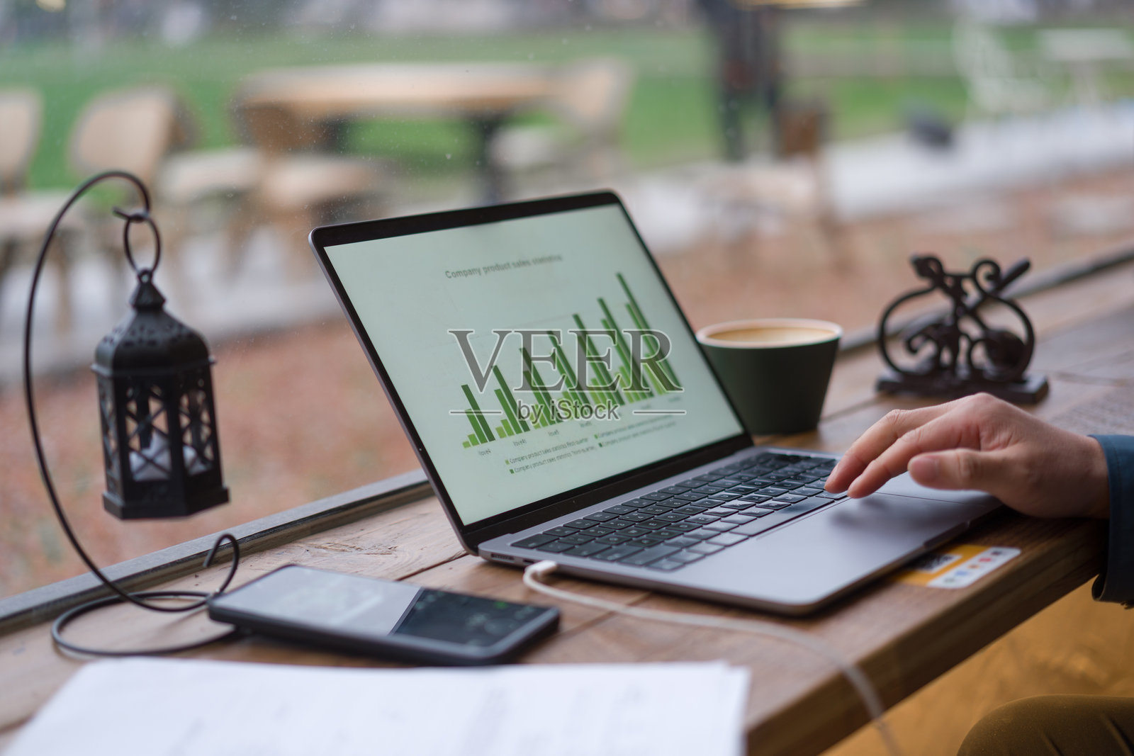 咖啡馆窗边笔记本电脑显示数据图表照片摄影图片